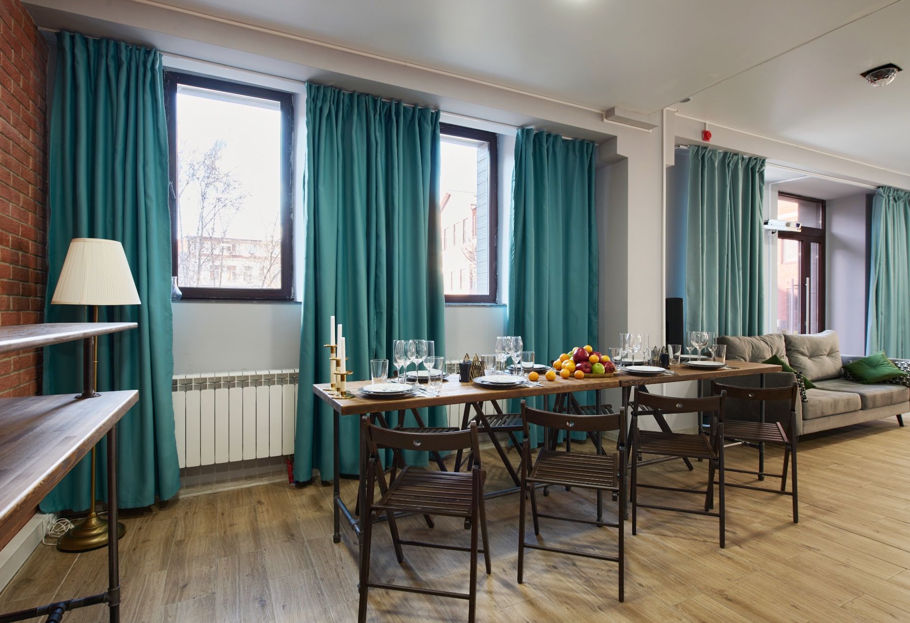 Комфортные диваны и пространство для праздников в лофте Аквамарин