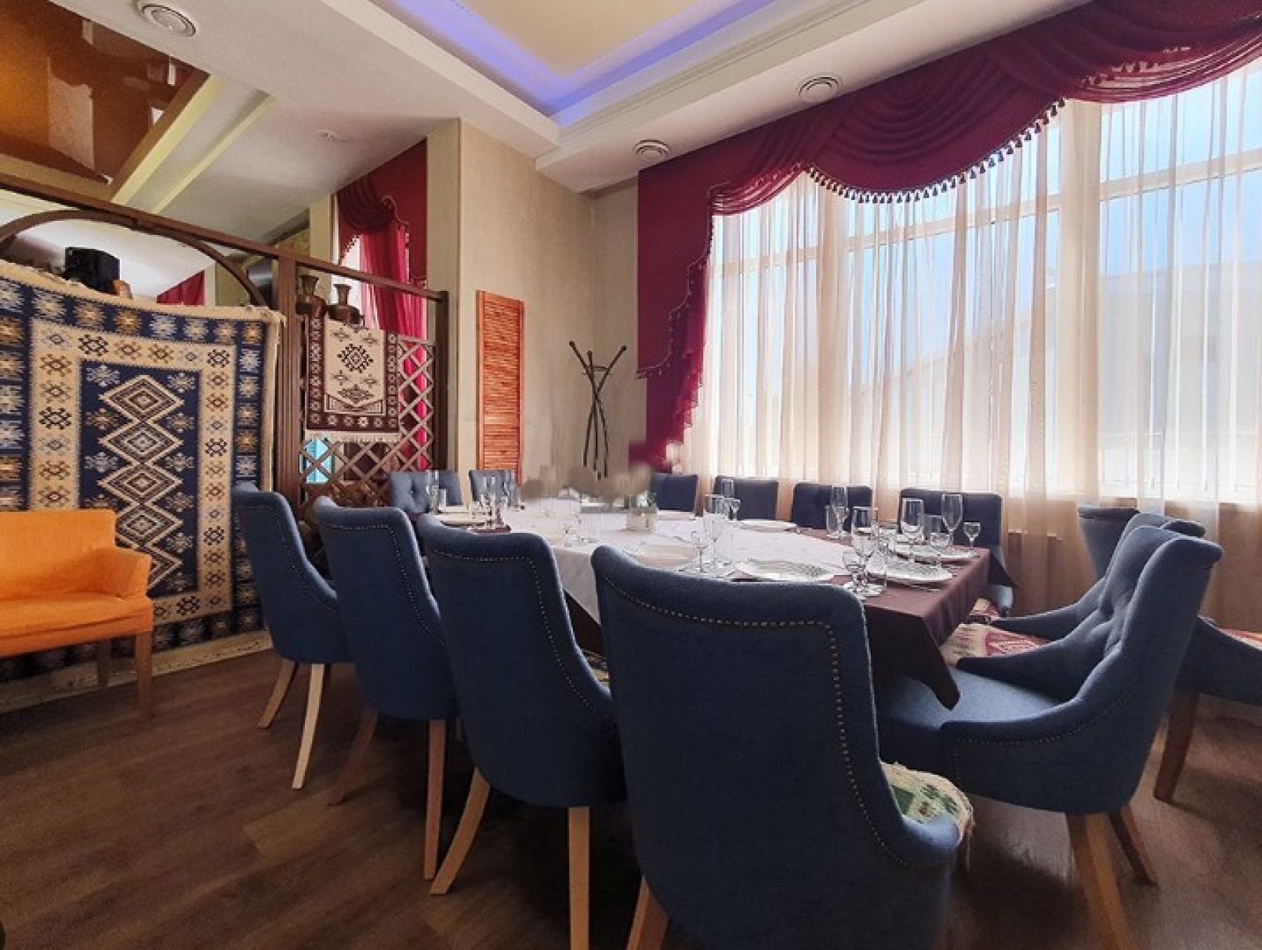 Уютная велком-зона ресторана Imereti Hall