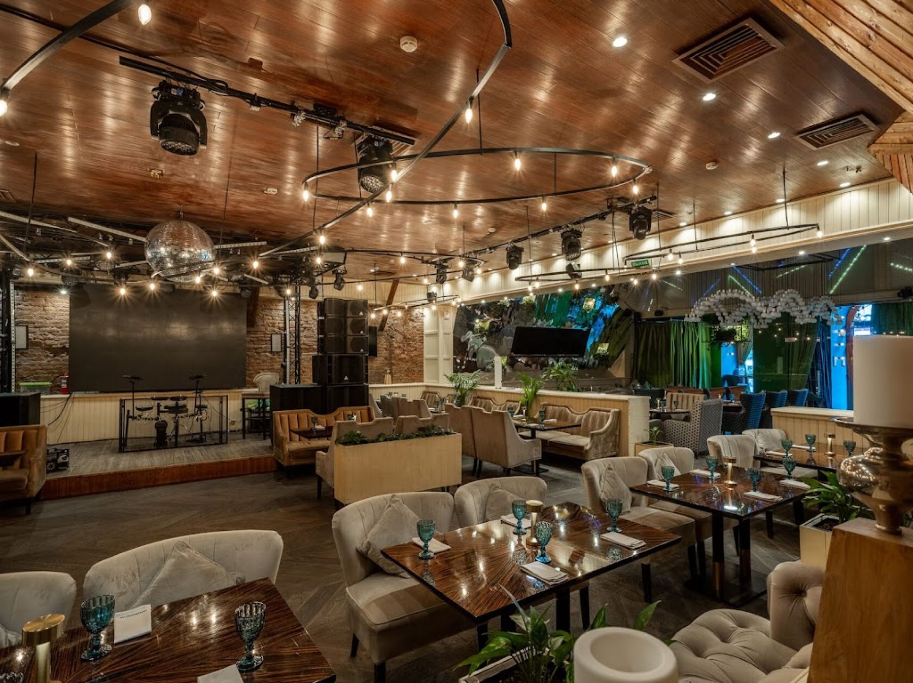 Удобное пространство для праздников в ресторане MADAGASCAR