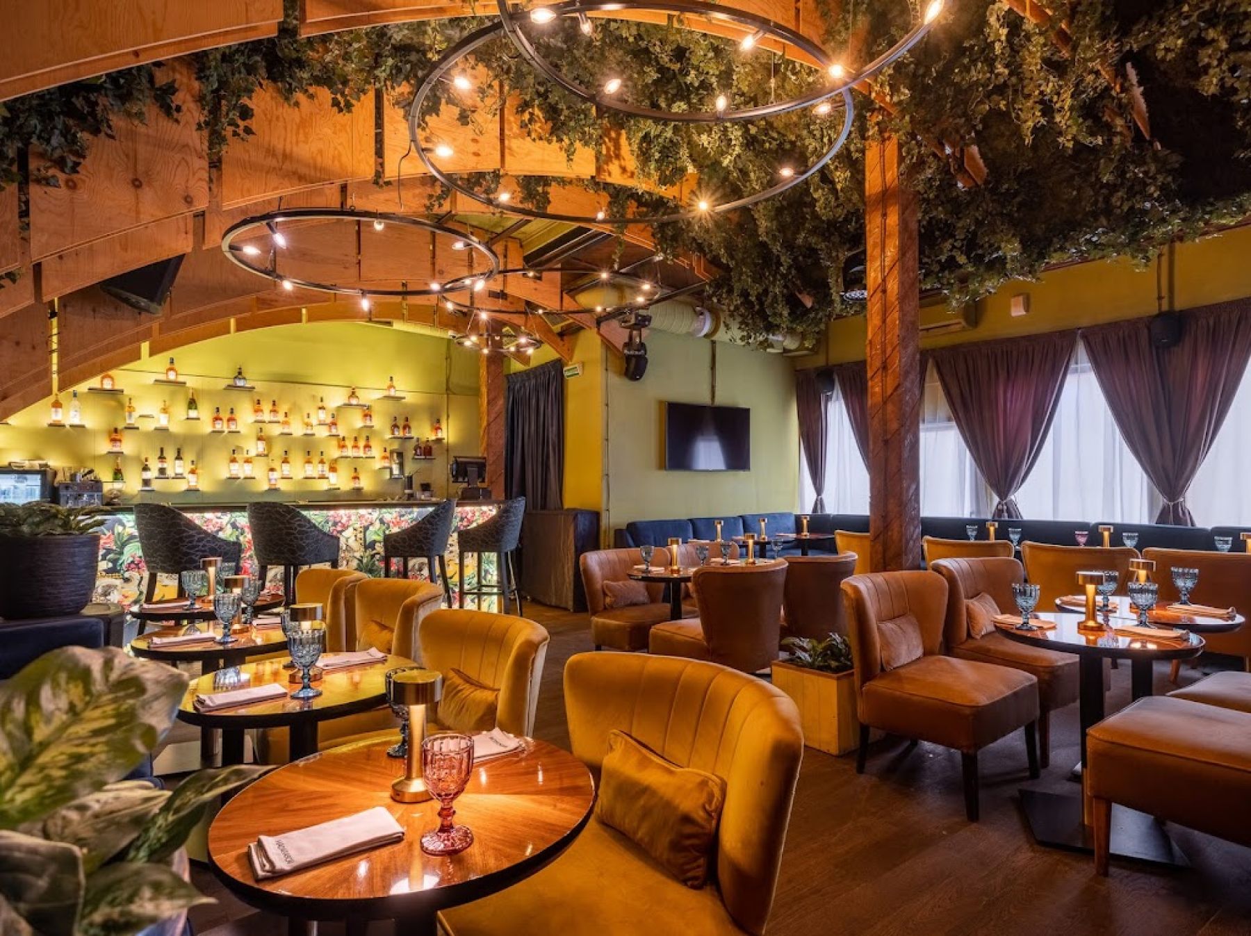 Красивая подача блюд в ресторане MADAGASCAR