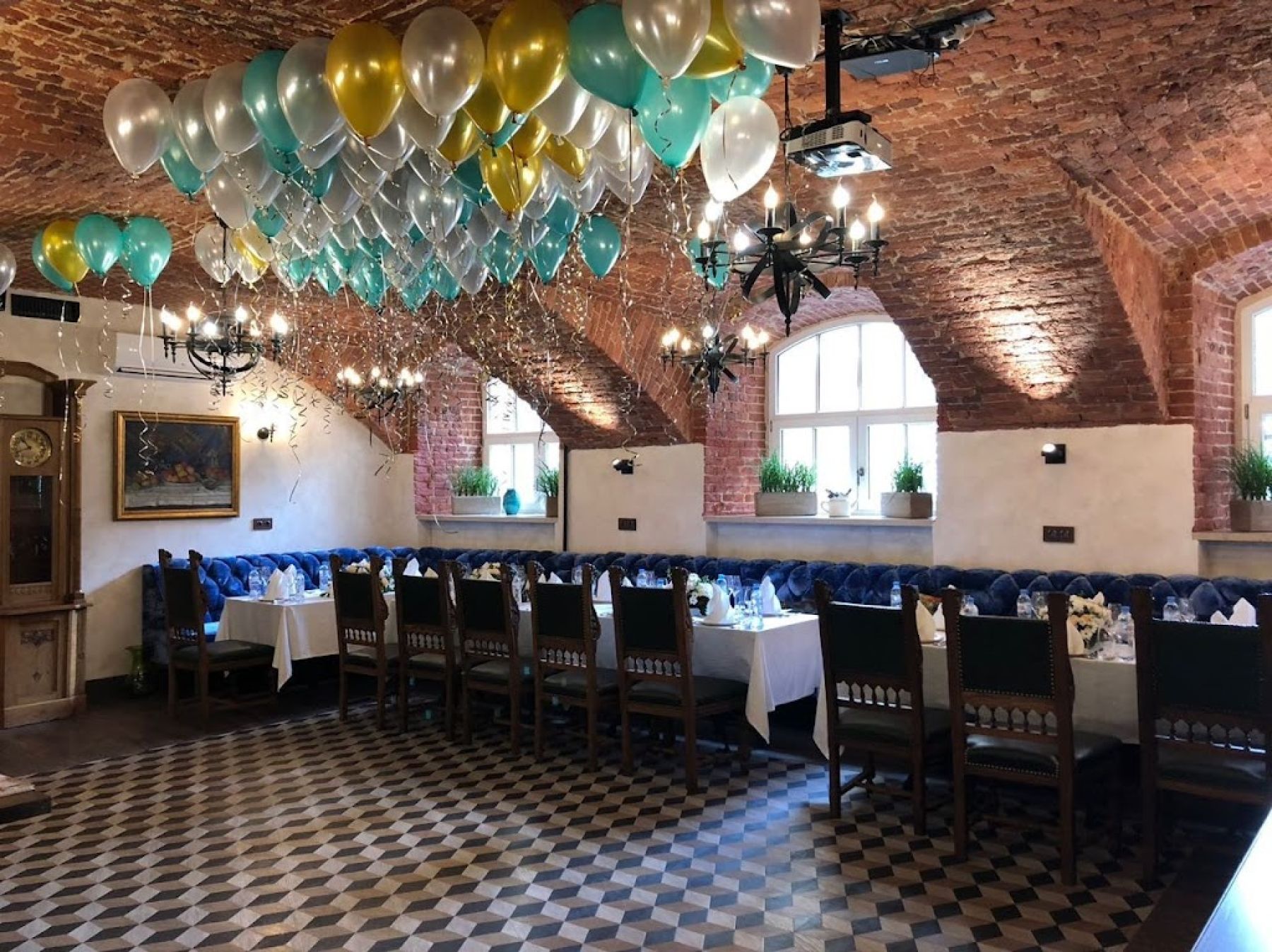 Праздничная сервировка в ресторане Кладовая