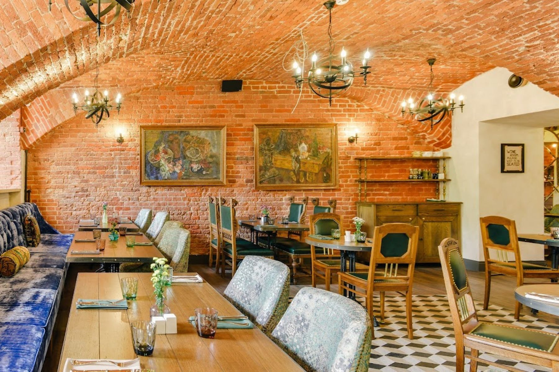 Ламповая атмосфера ресторана Кладовая