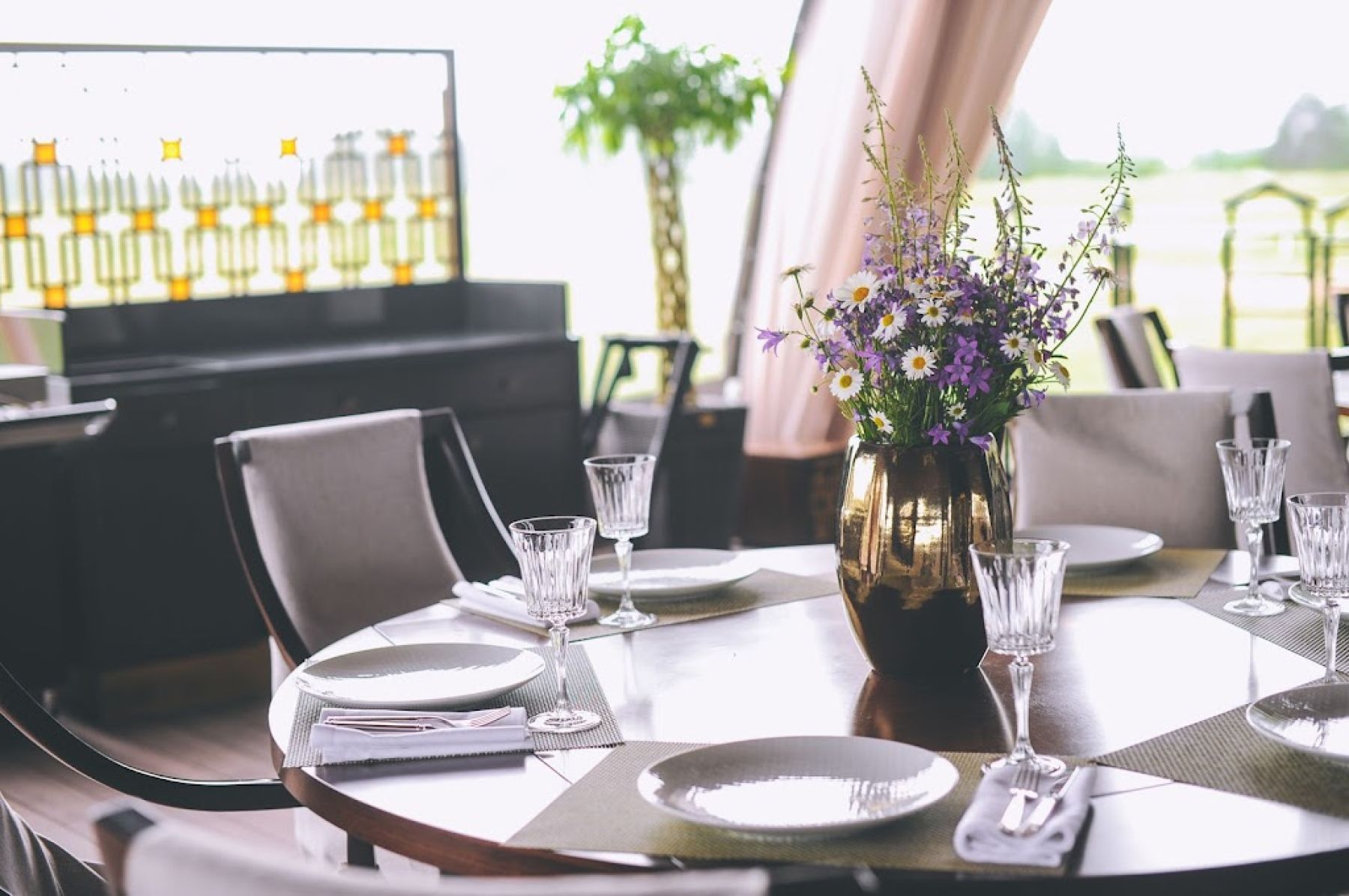 Сцена для музыкантов в ресторане Лунка 19