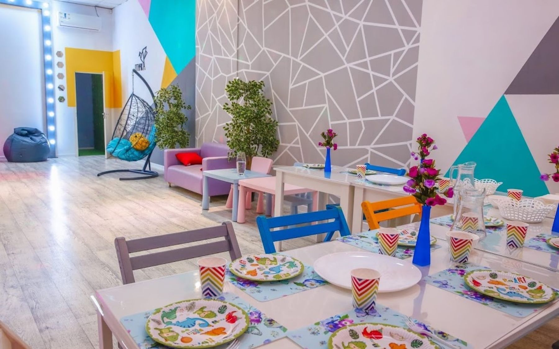 Зал для детских праздников с ярким оформлением
