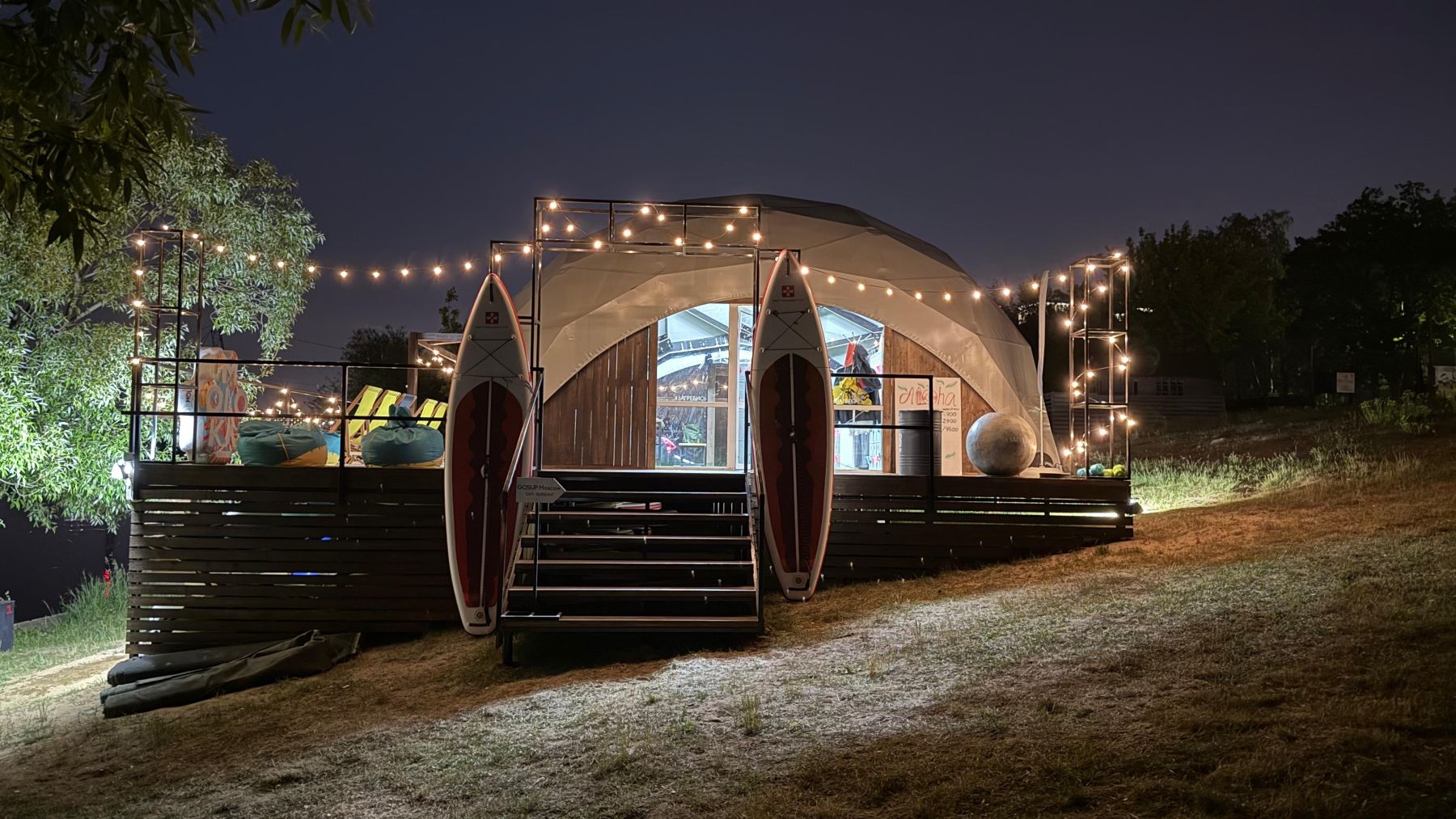 Уютные столы и кресла на террасе