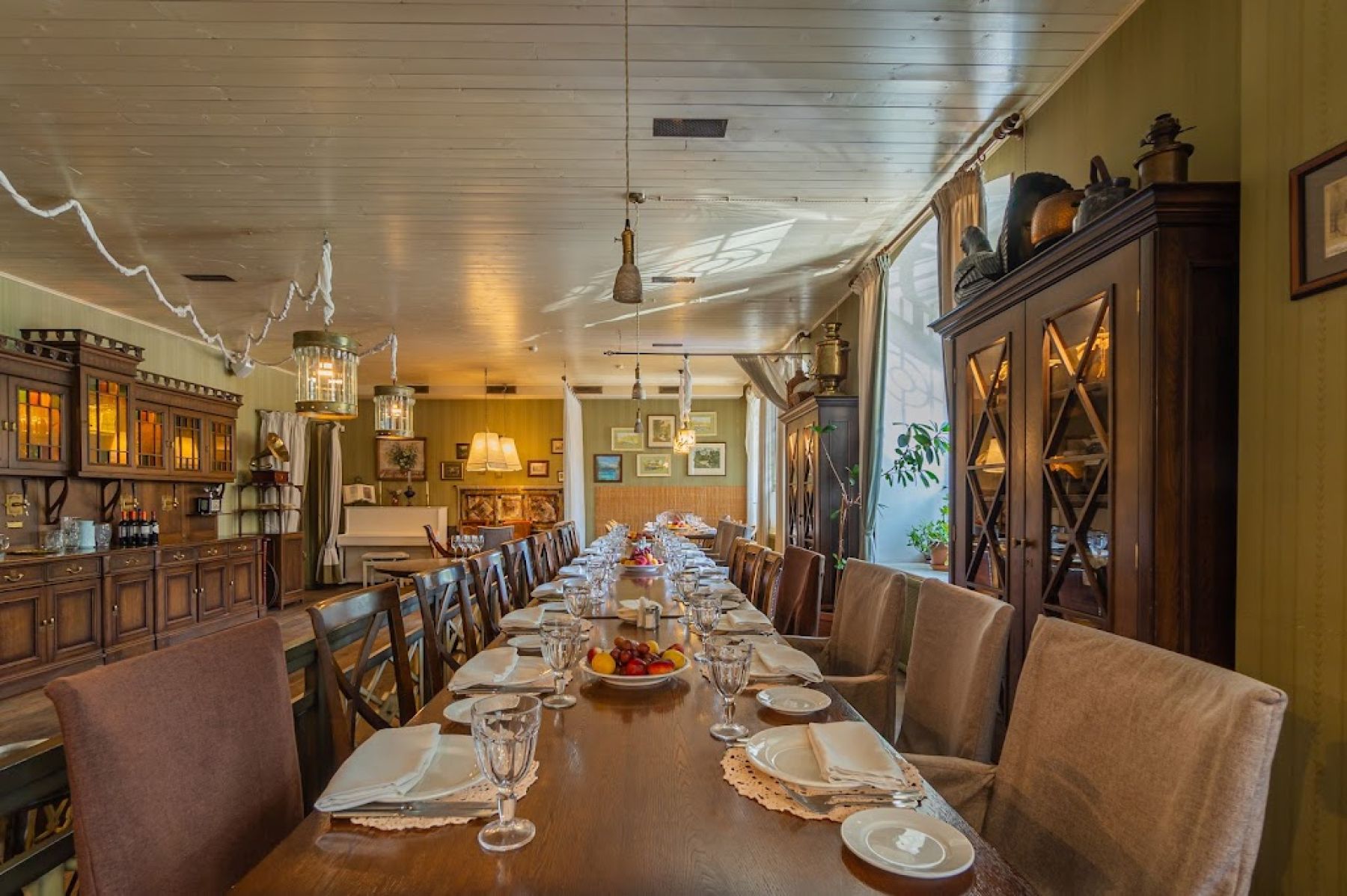 Интерьер ресторана «Чеховъ» с уютным освещением