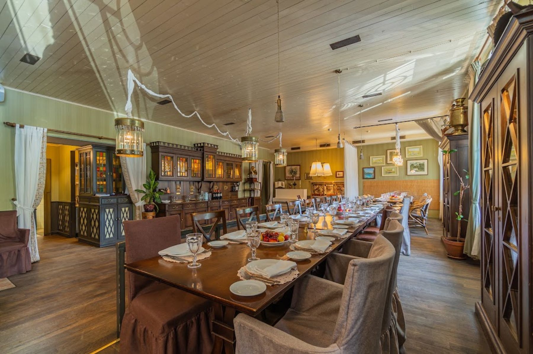 Зал ресторана «Чеховъ», готовый к мероприятию