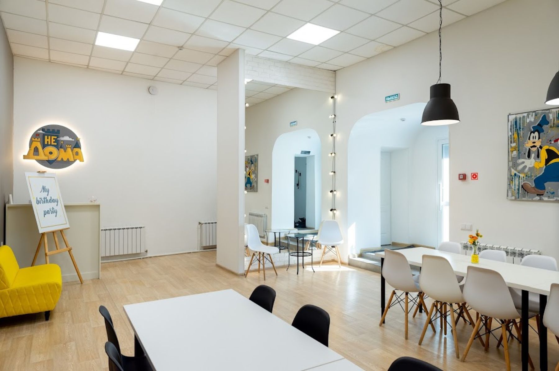 Интерьер лофта «НеДома» с высокими потолками