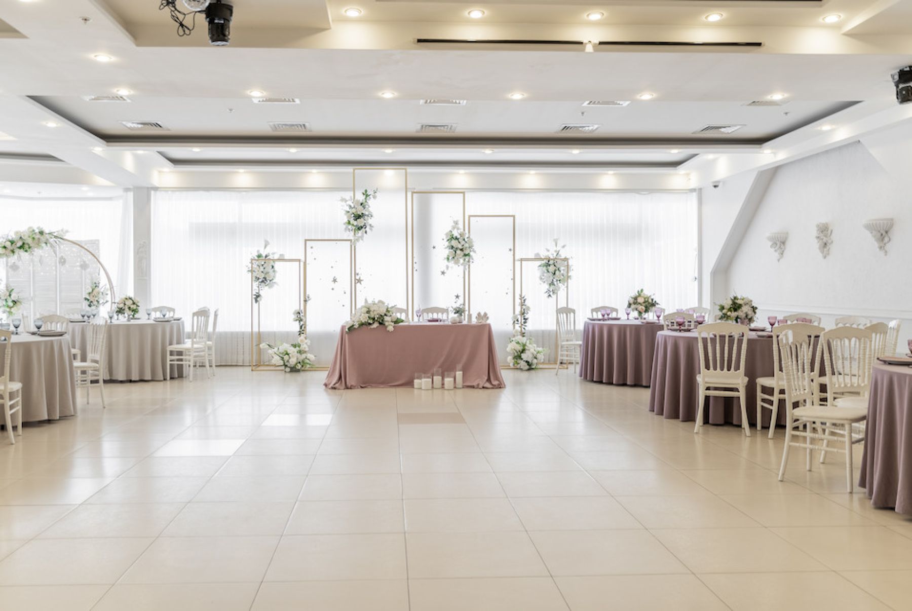 Светлый банкетный зал "Amulet"