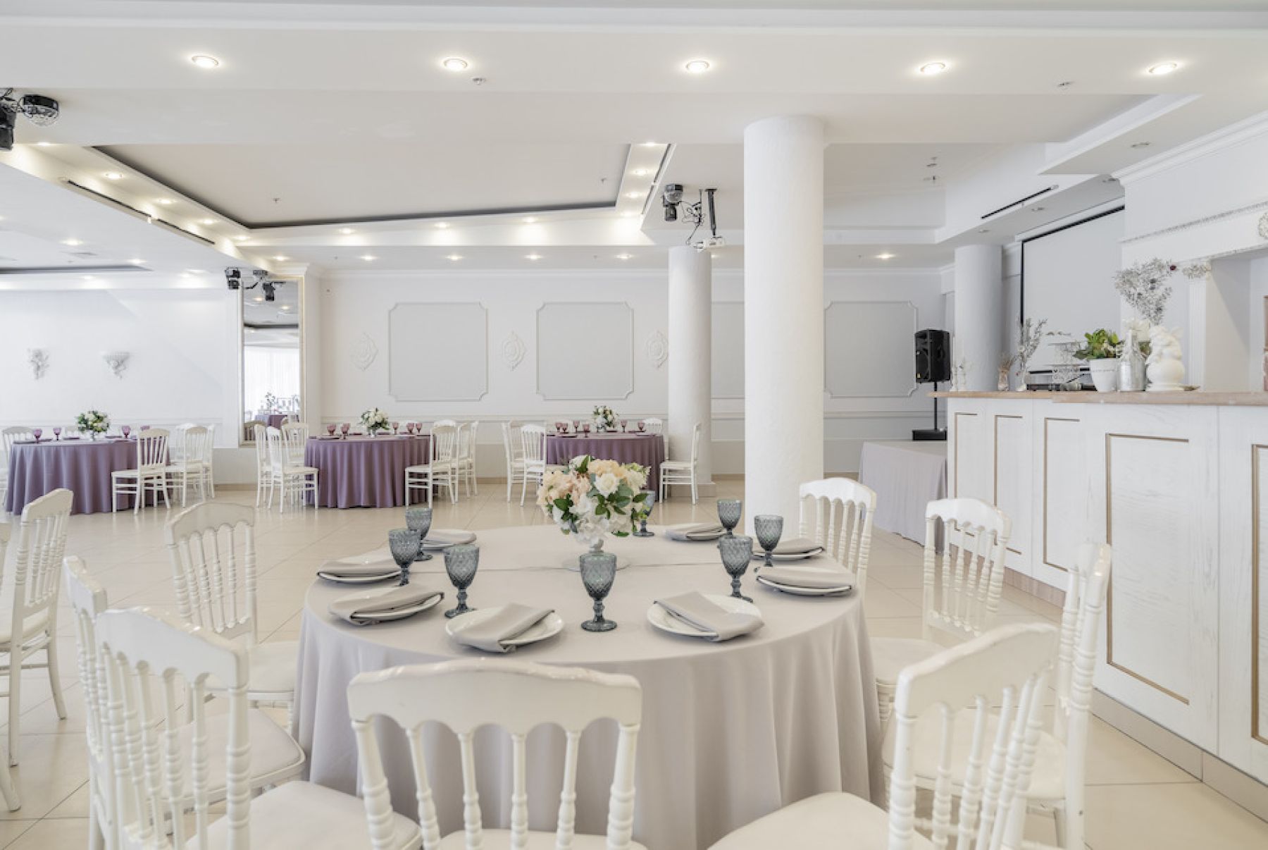 Сцена с музыкальным оборудованием в банкетном зале