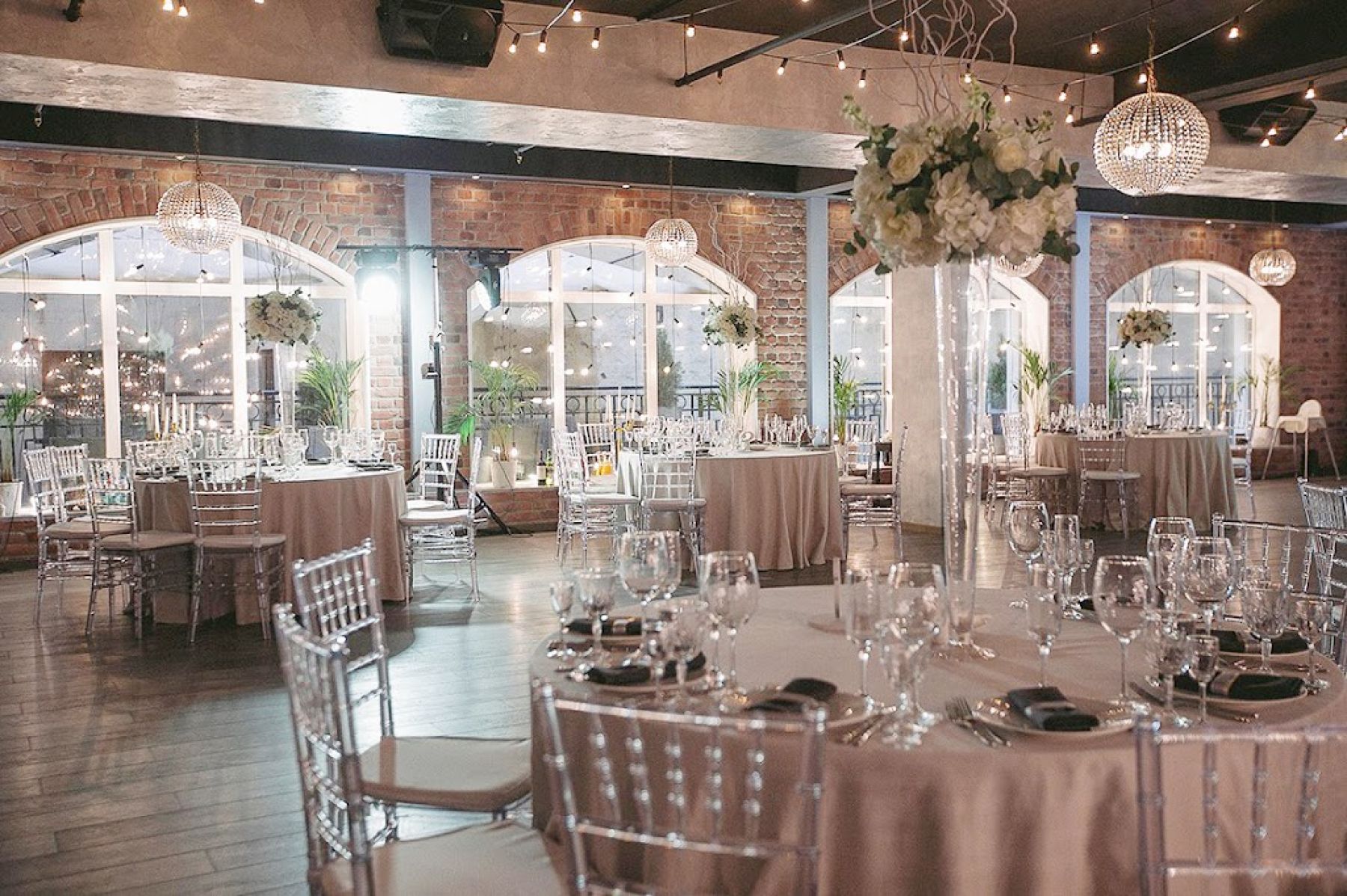 Уютный зал Атриум Холл для свадеб и корпоративов