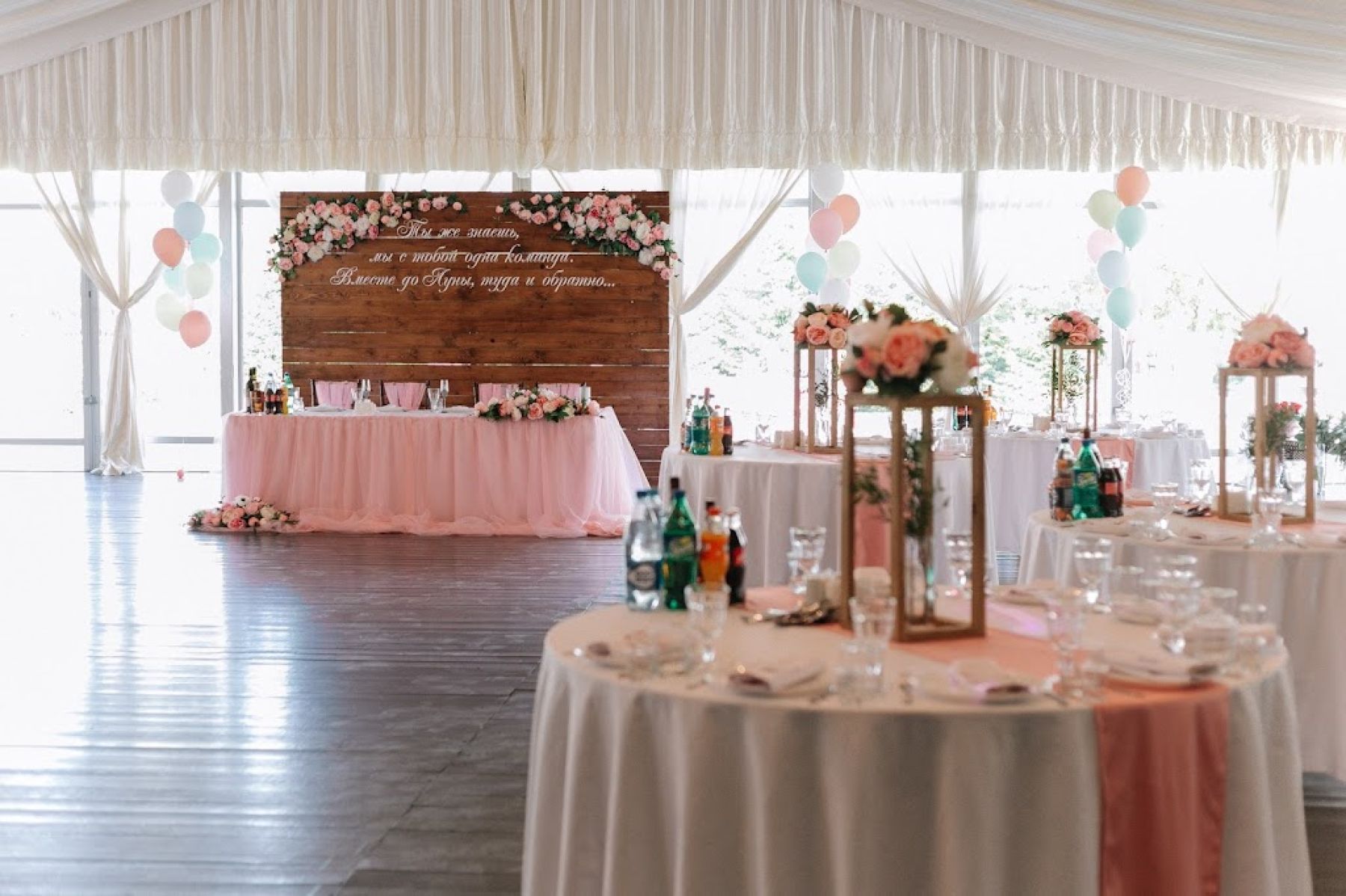 Фонтан и пруд в загородном комплексе «Кобрино»