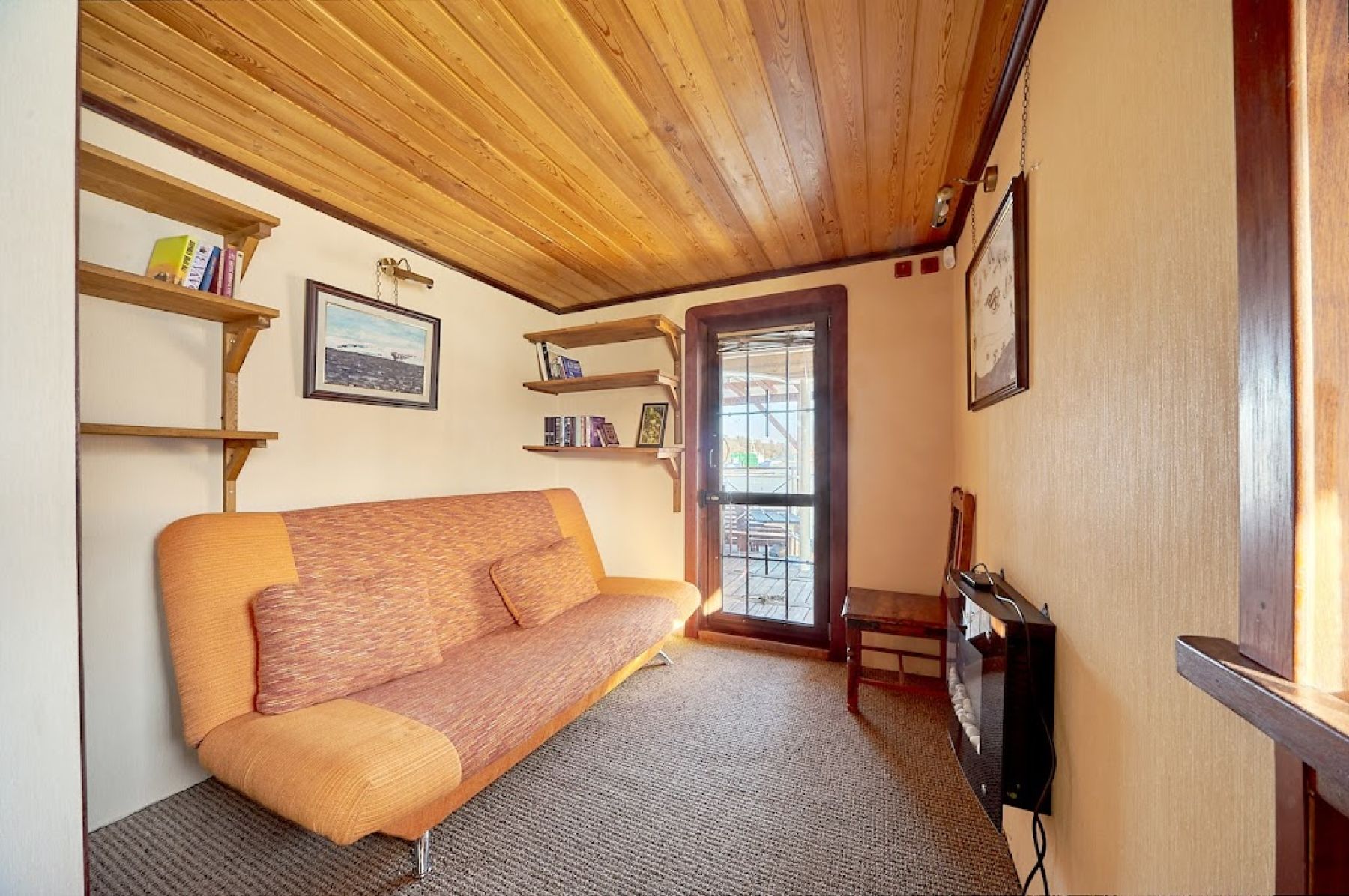 Зал на воде NEVO с высокими потолками