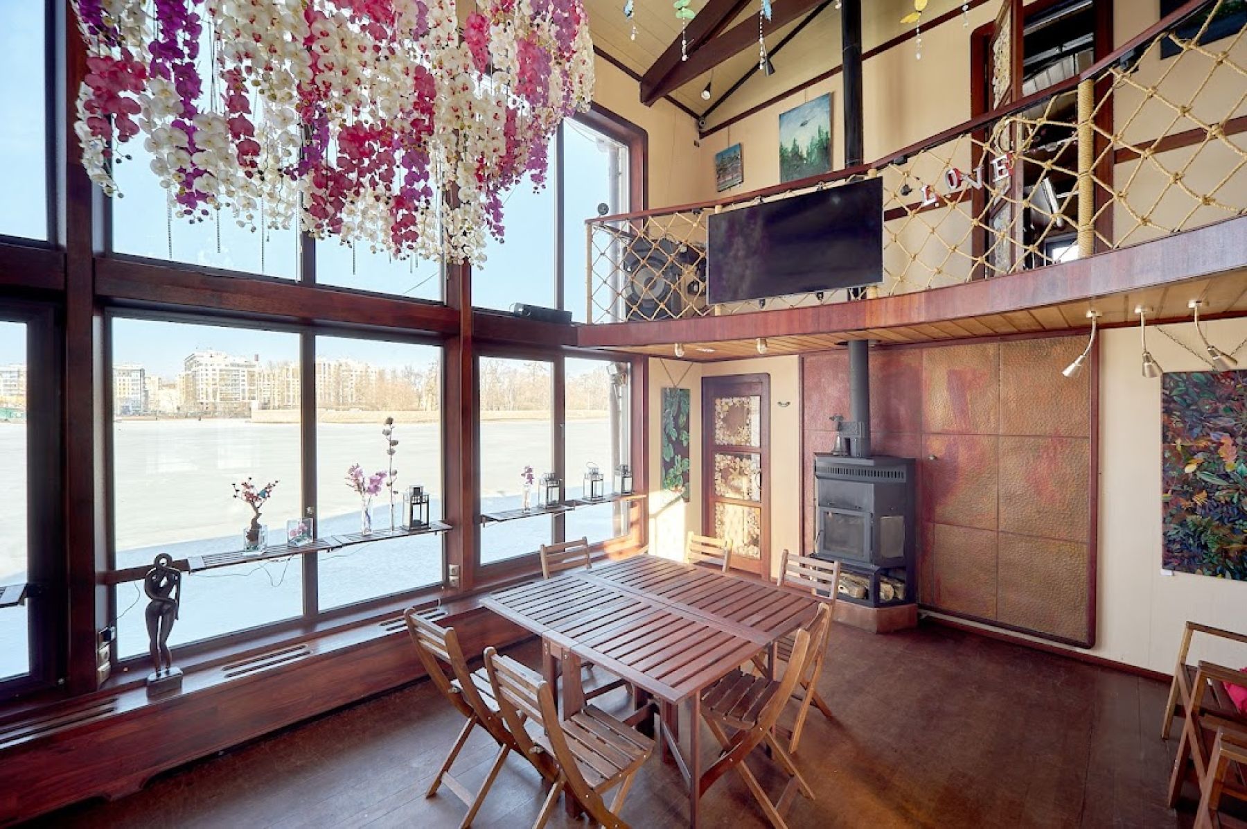 Светлое оформление зала на воде