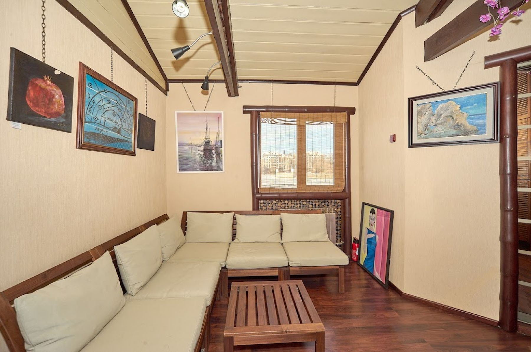 Удобные диваны в зале NEVO