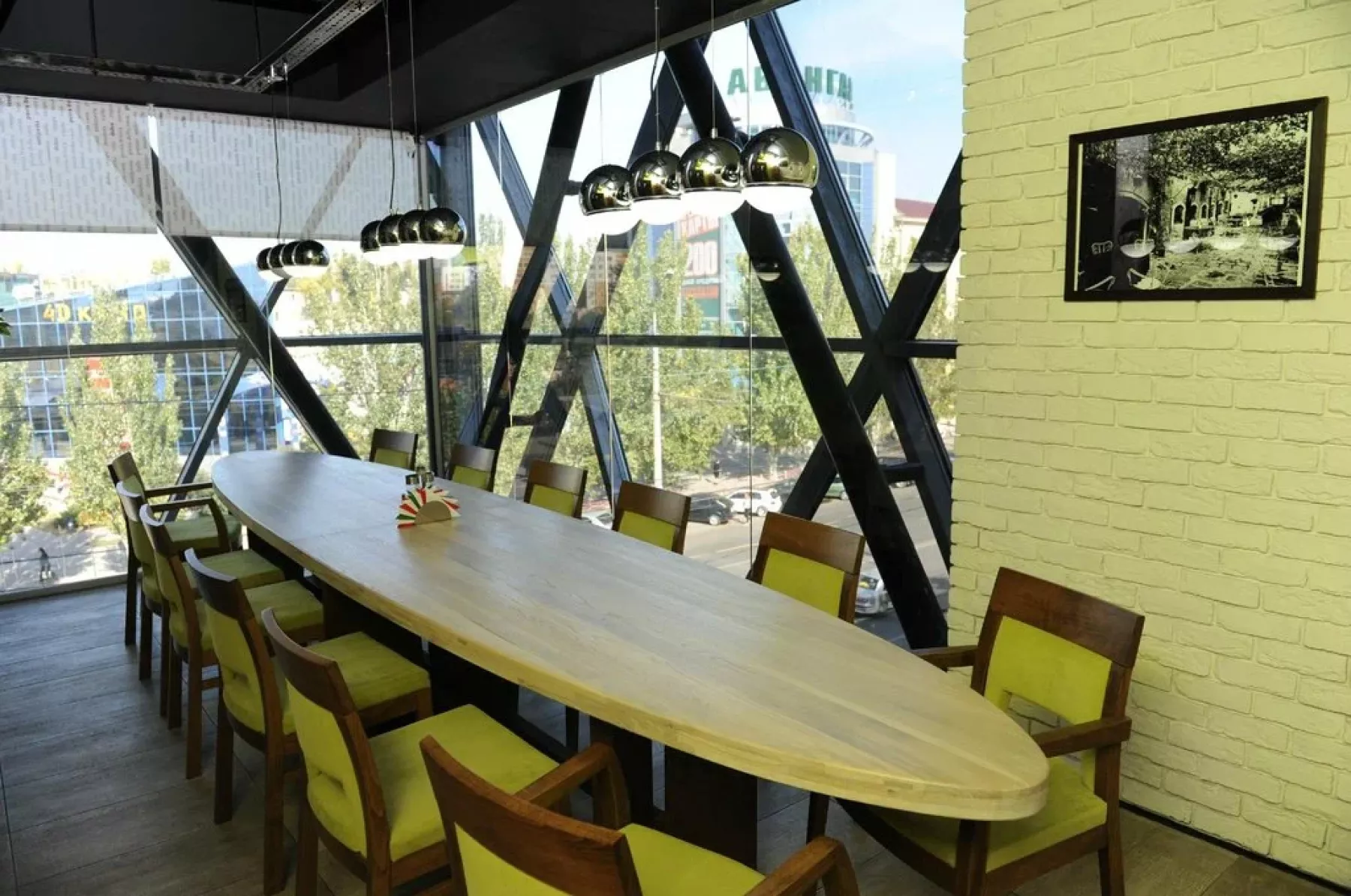 Интерьер ресторана «Scoozi» с панорамными окнами