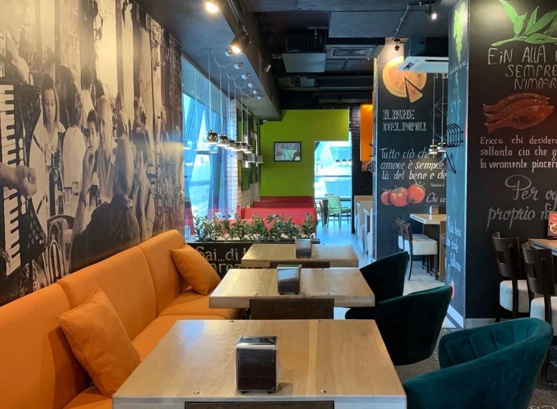 Конференц-зал с проектором в ресторане «Scoozi»