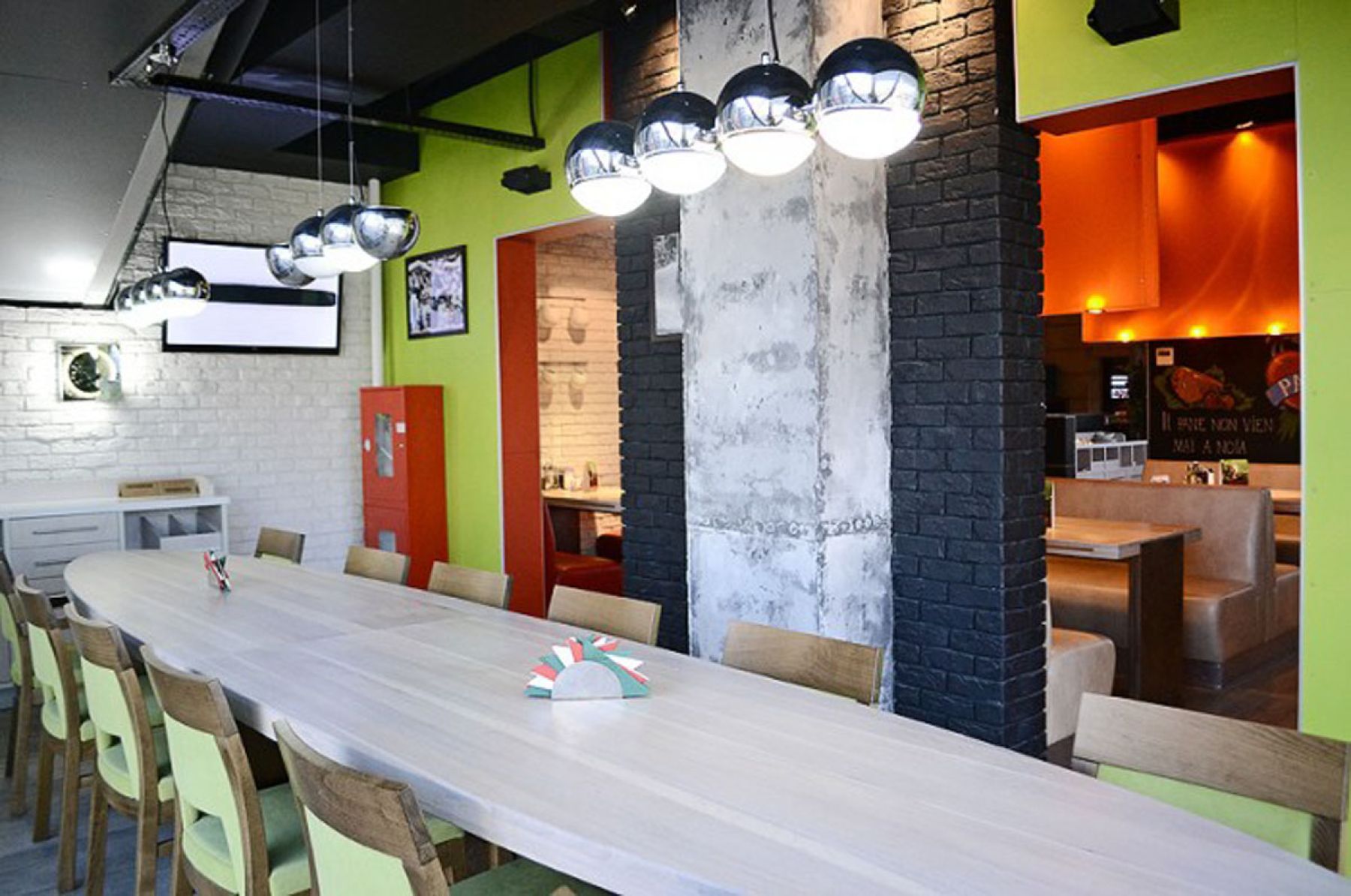 Основной зал ресторана «Scoozi»