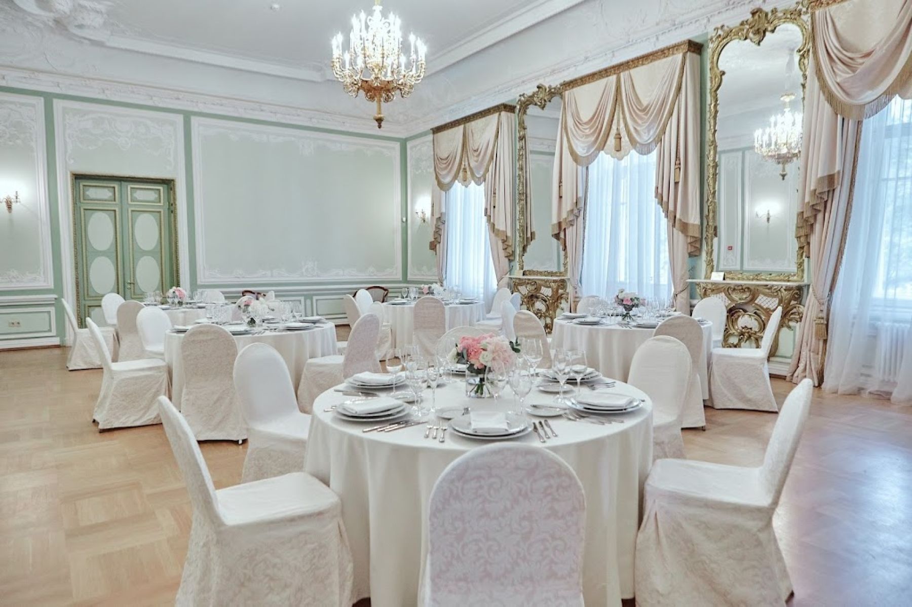 Стол с блюдами в банкетном зале