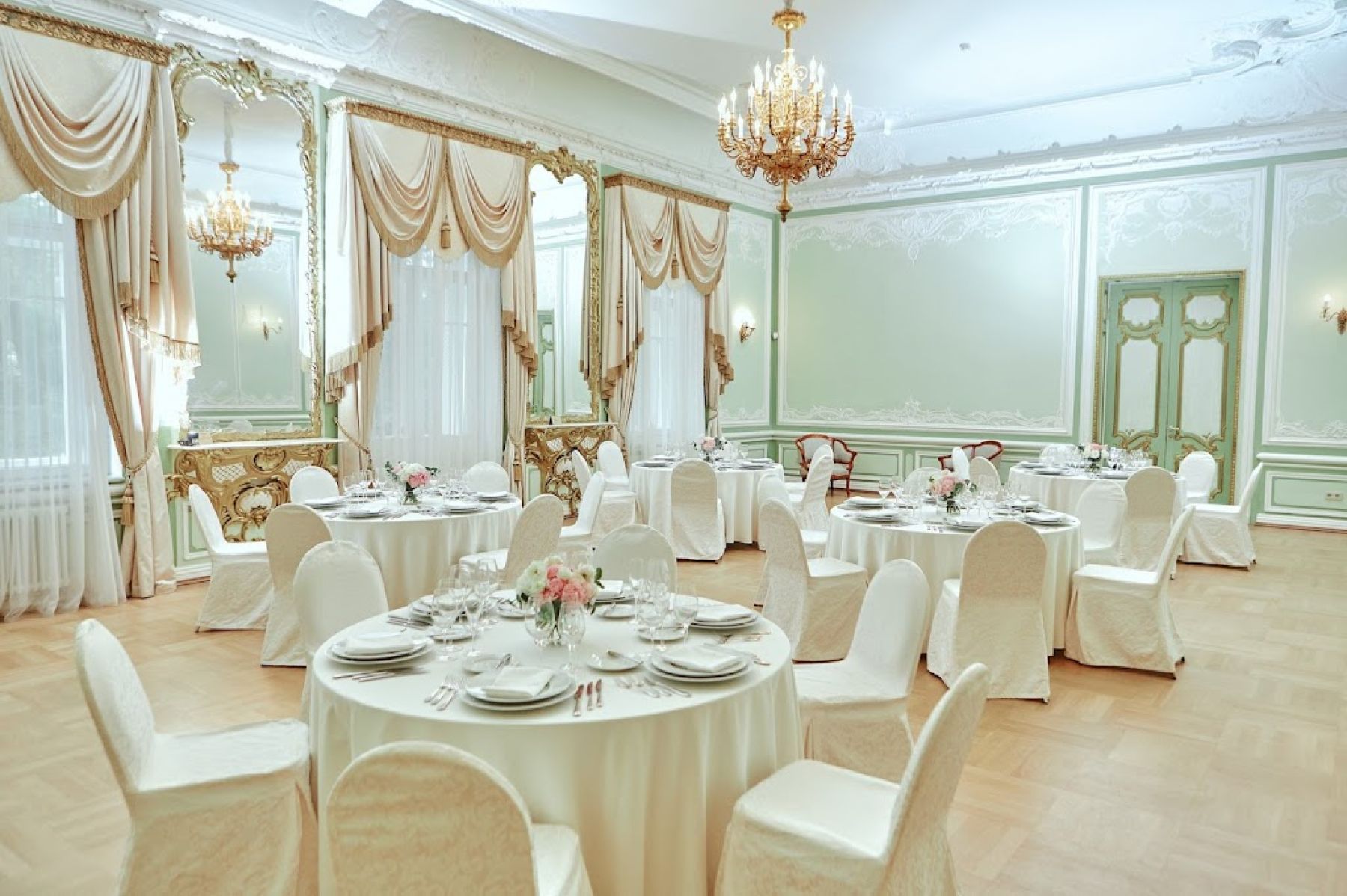 Праздничное оформление в Milutin Palace