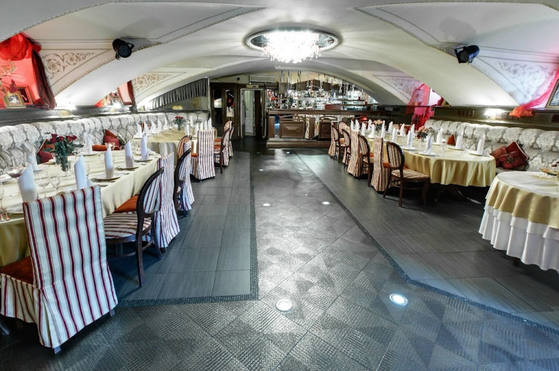 Велком-зона для танцев в ресторане LA RUSS