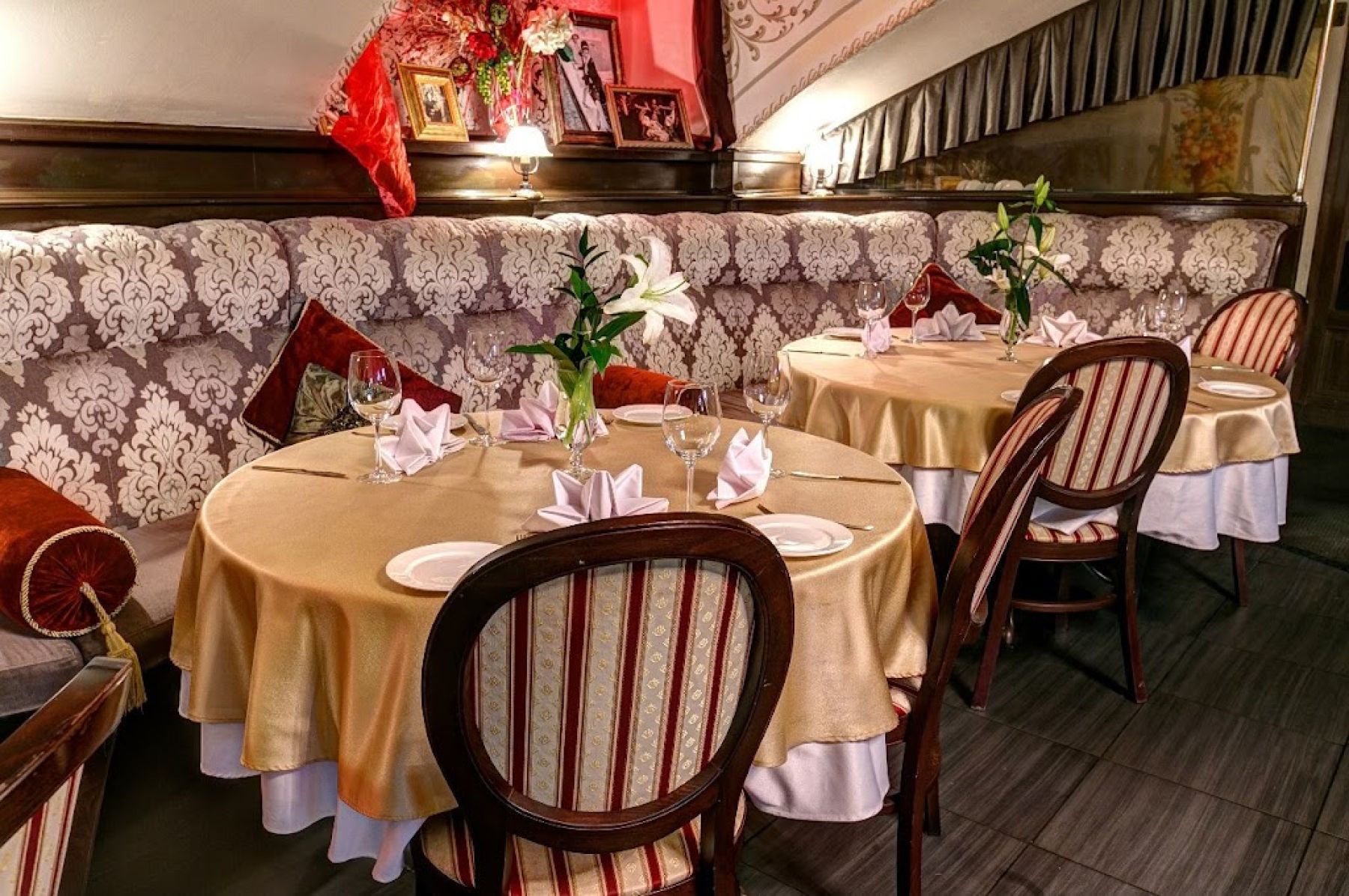 Сцена и проектор в ресторане LA RUSS