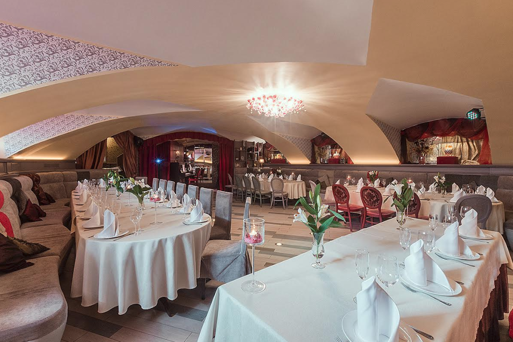 Зал для мероприятий в ресторане LA RUSS