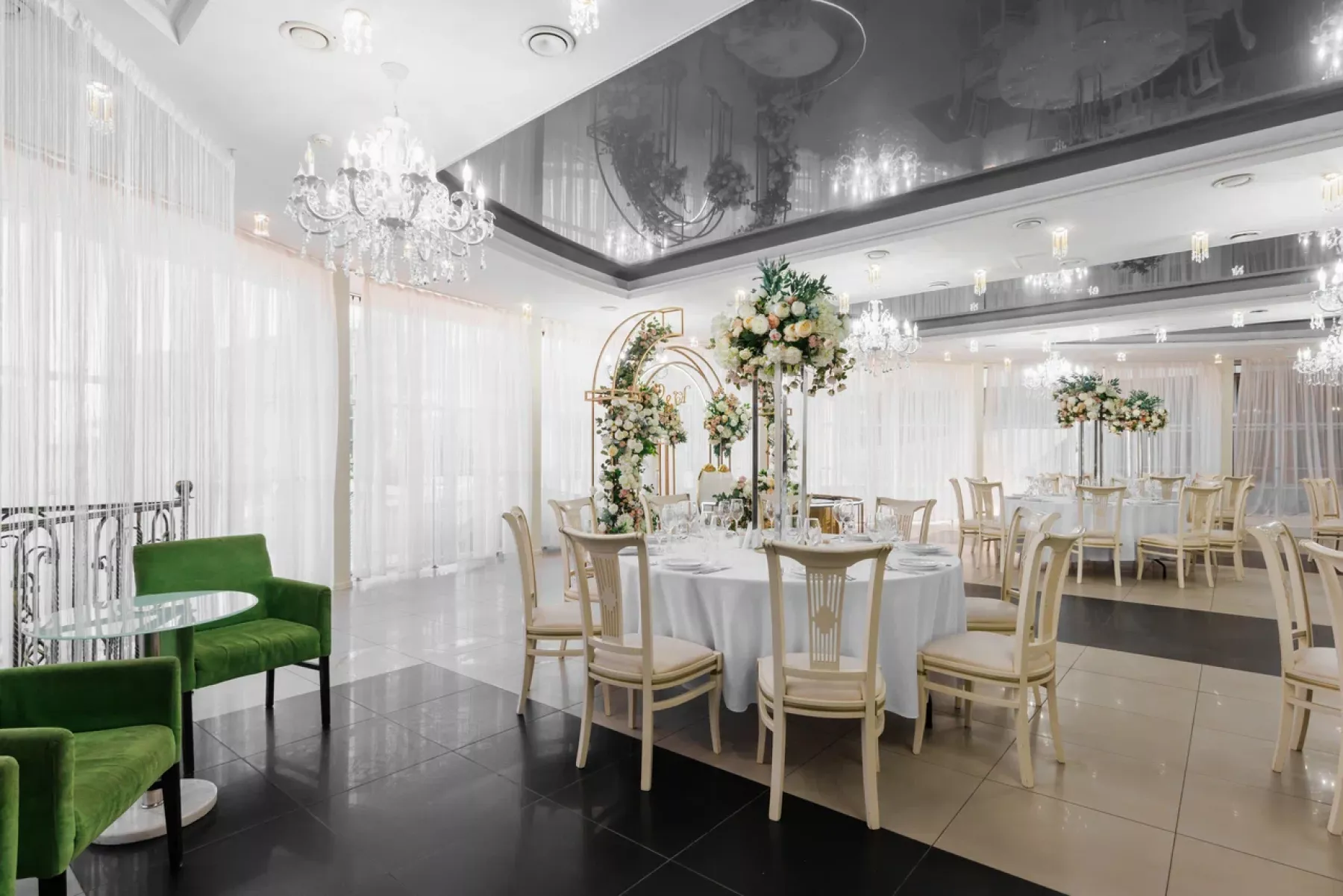 Сцена и музыкальное оборудование в White HALL Пушкин