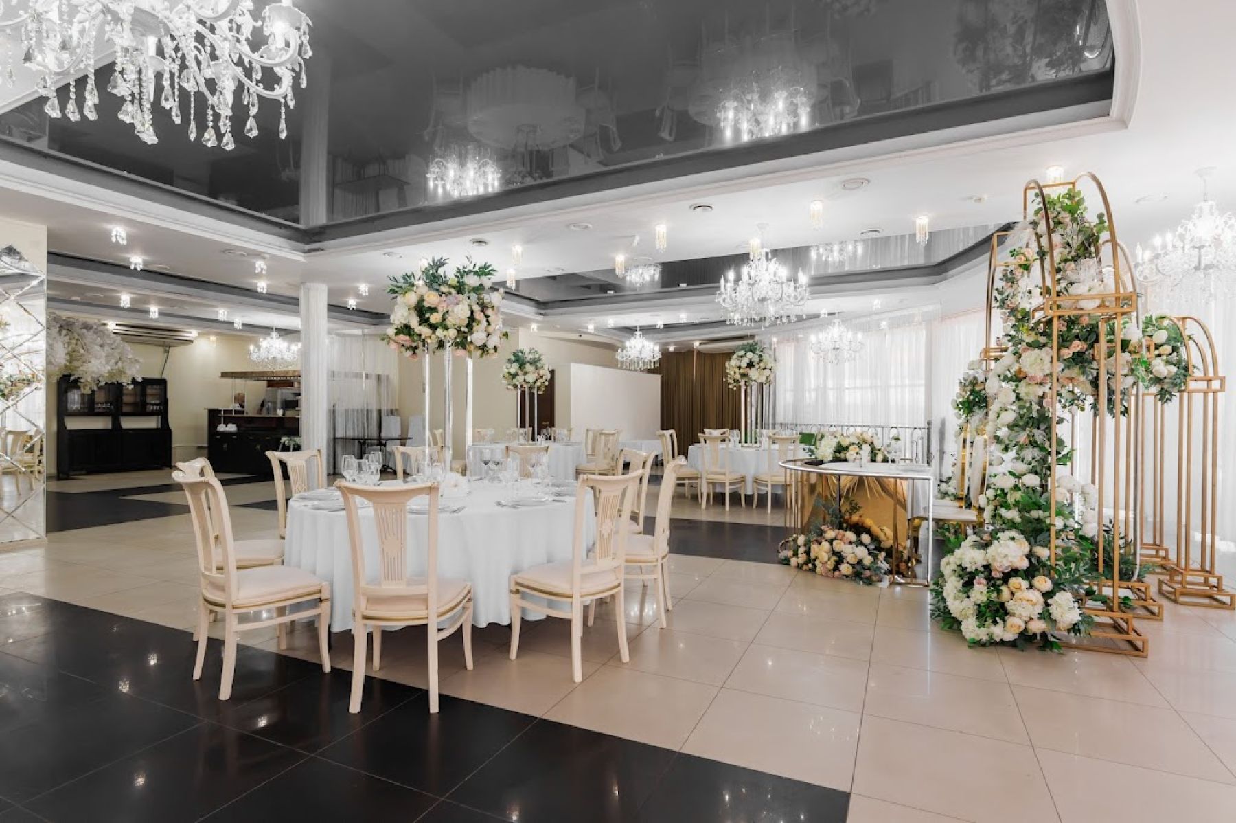 Внутренний интерьер банкетного зала White HALL Пушкин