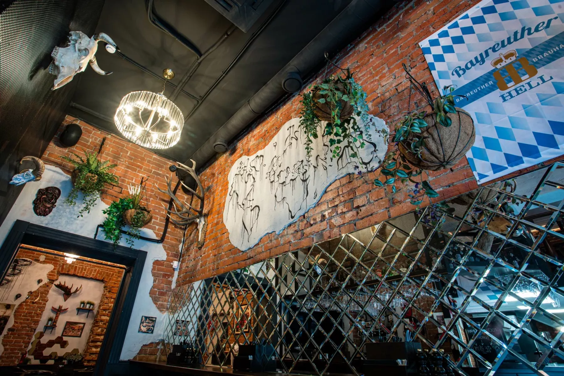 Уютный зал гастропаба Мира