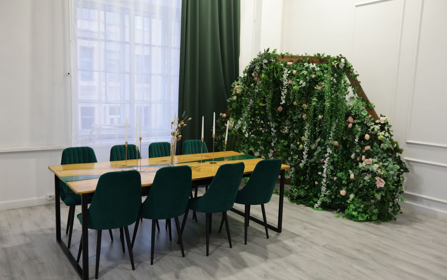 Просторный зал для мероприятий с естественным светом