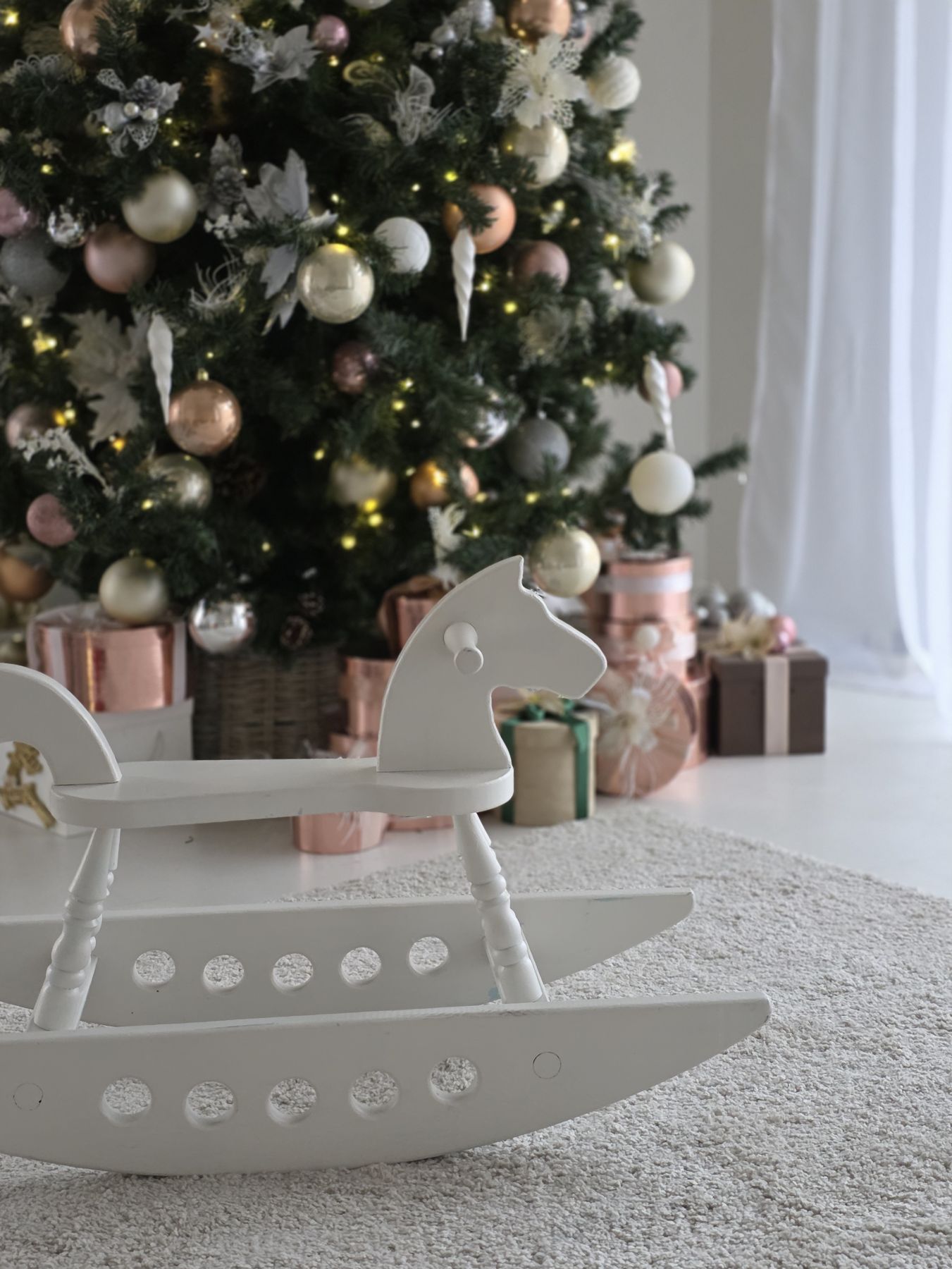 Зал для праздников с банкетным столом