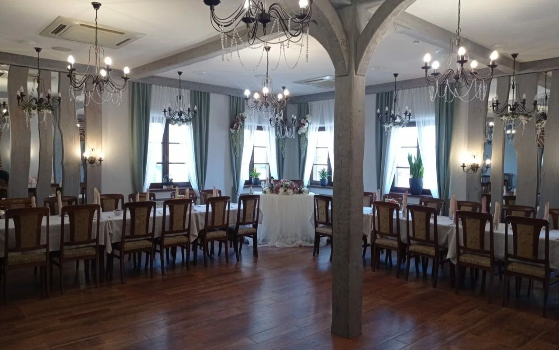 Кафе Семь Пятниц - уютный зал