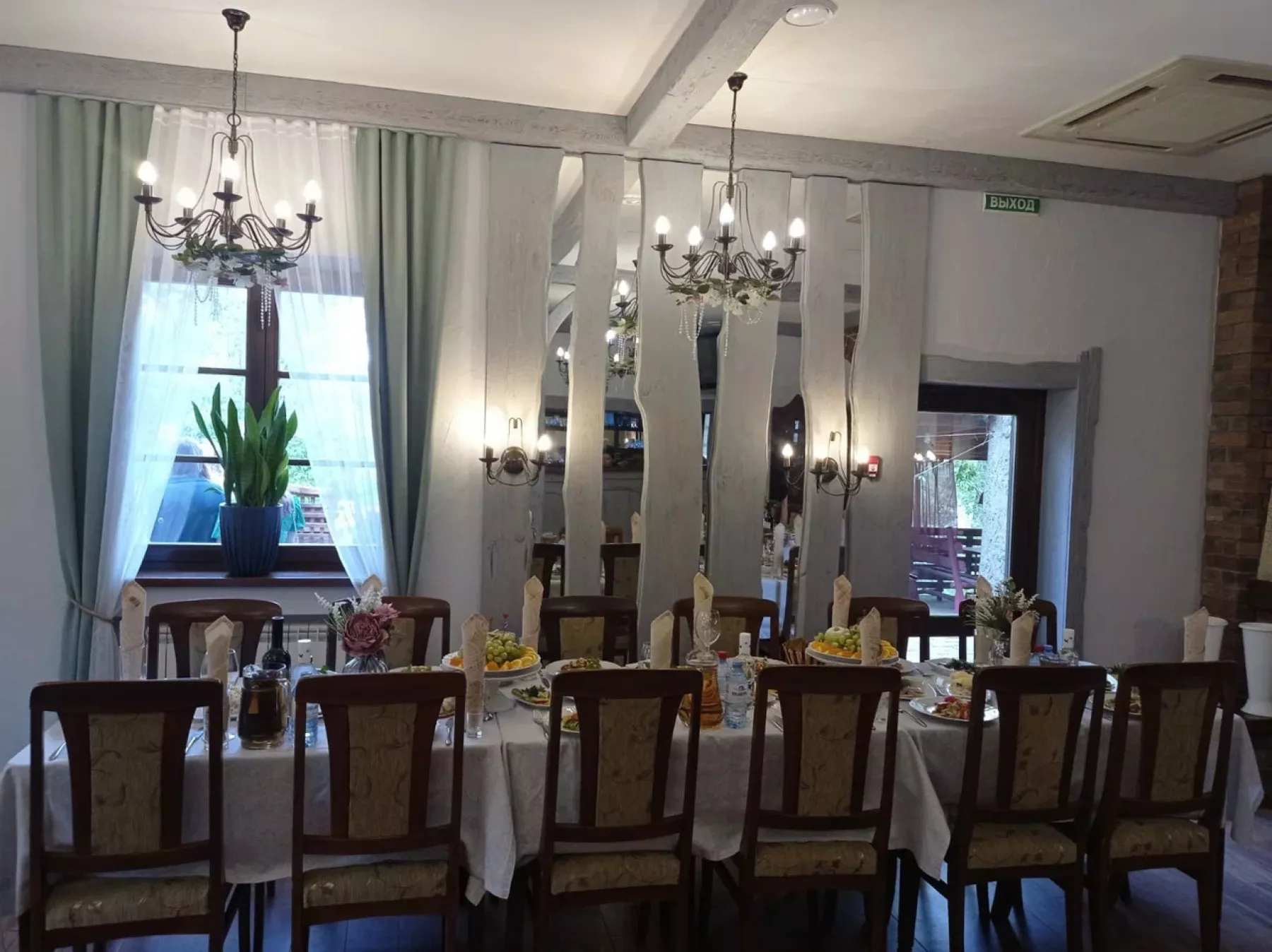 Музыкальное оборудование в кафе Семь Пятниц