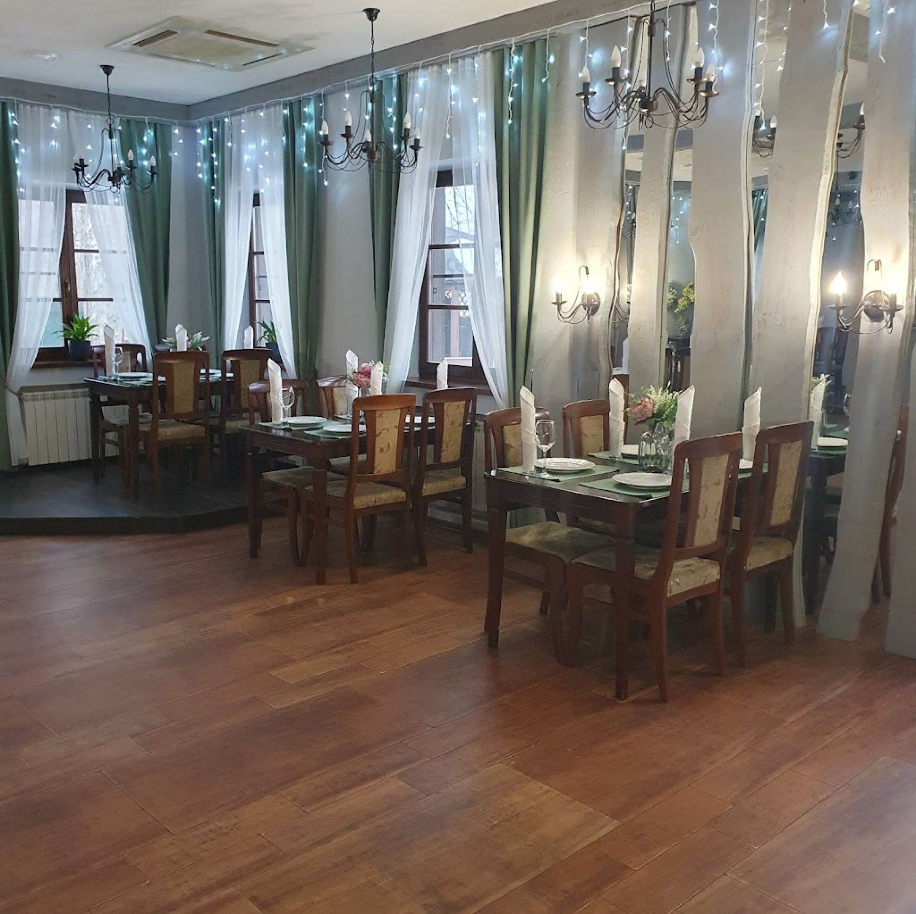 Зал для мероприятий в кафе Семь Пятниц