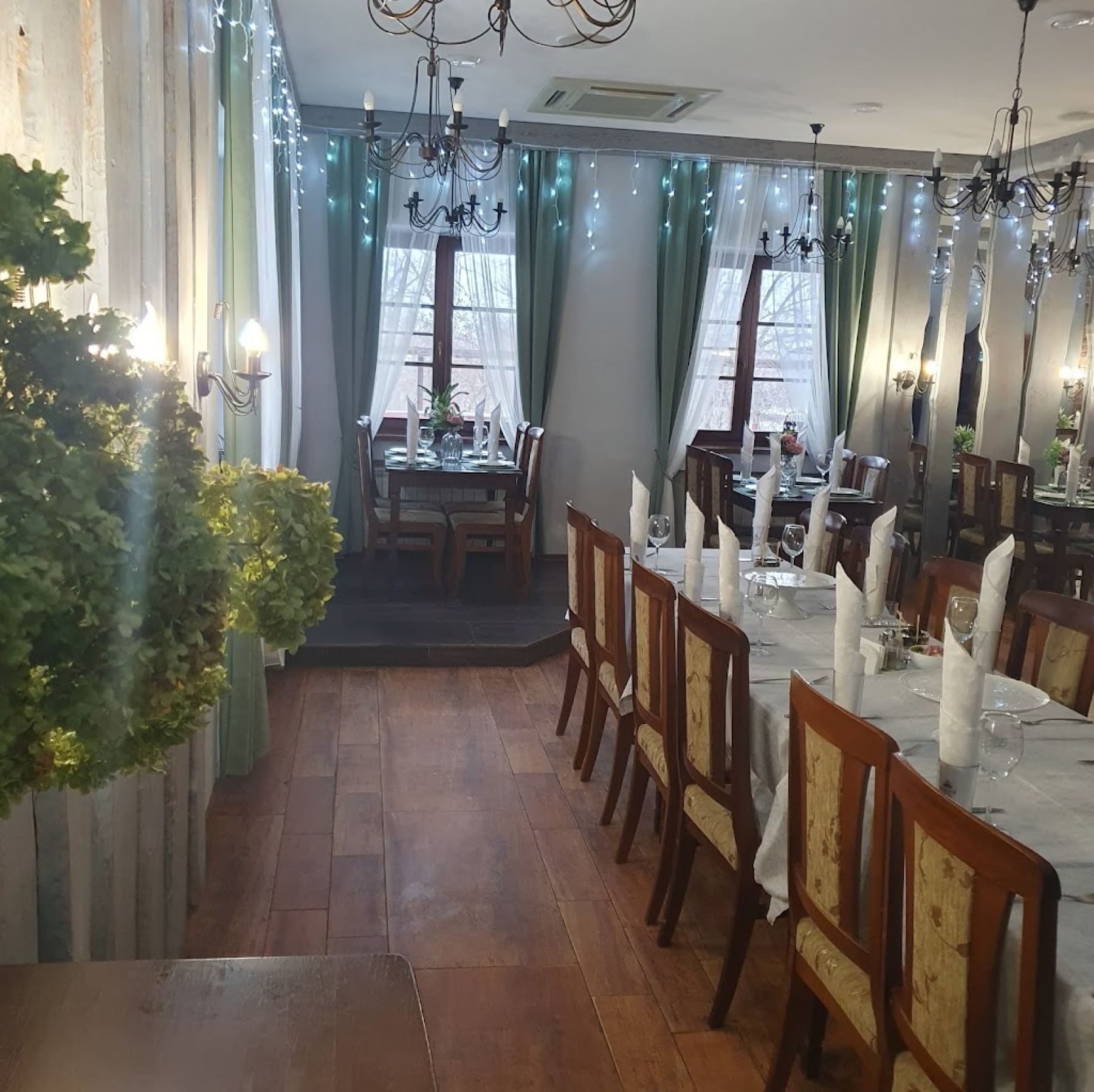 Праздничное оформление зала в кафе Семь Пятниц