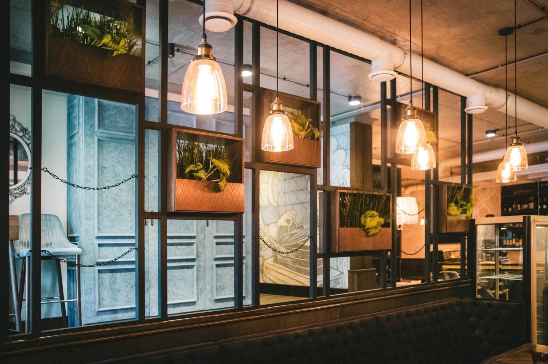 Интерьер ресторана The BORЩ с панорамными окнами