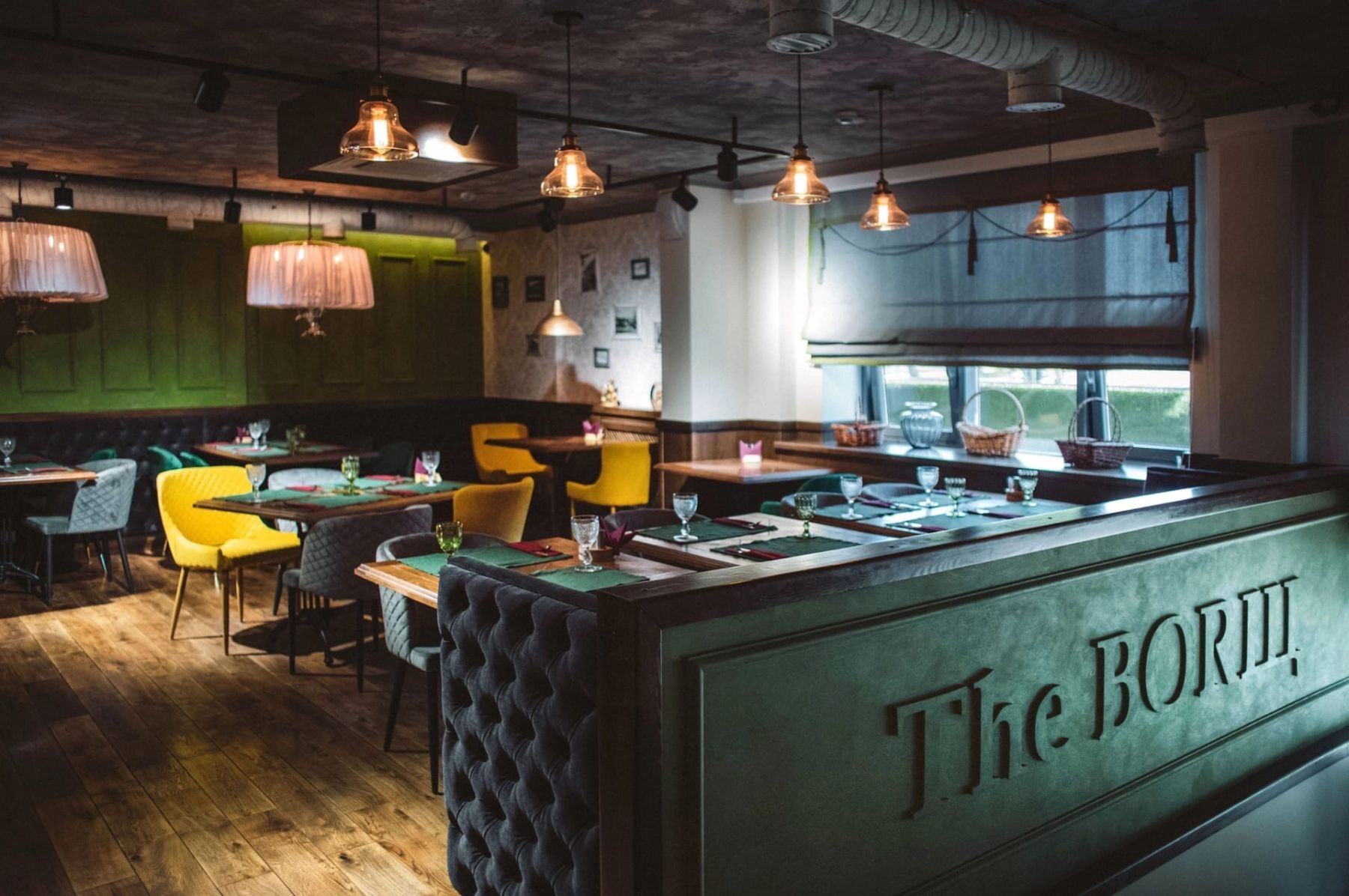 Кожаные диваны в ресторане The BORЩ