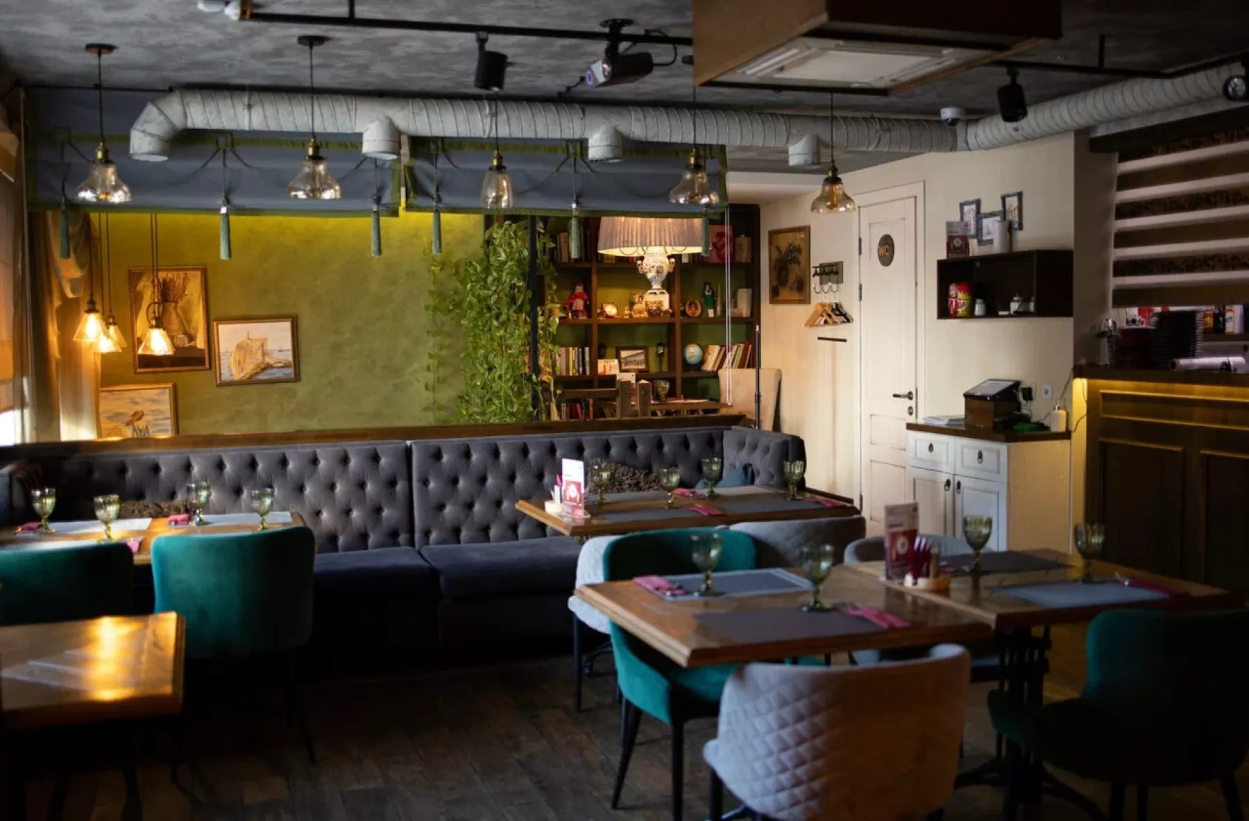 Декор с хохломскими узорами в ресторане The BORЩ