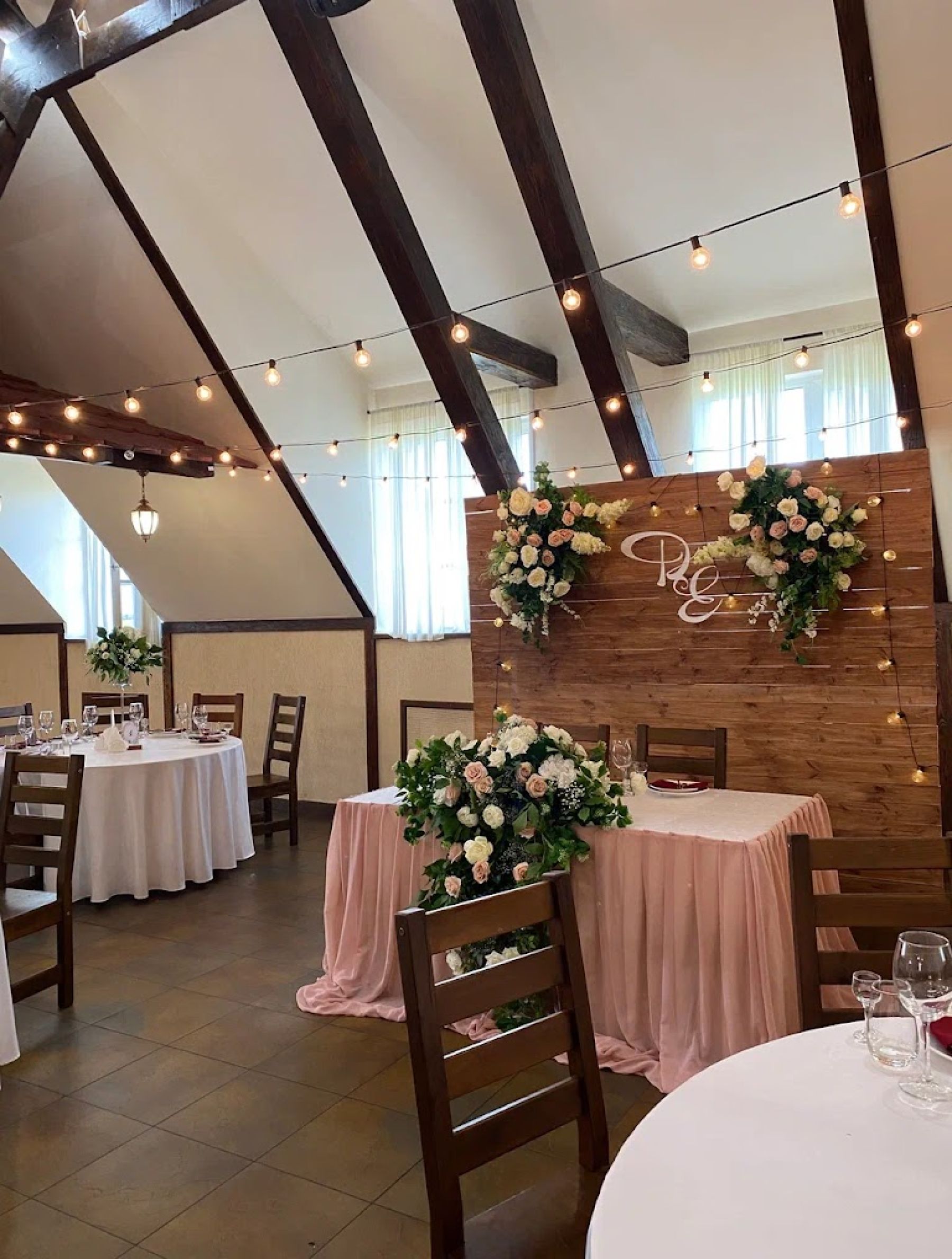 Музыкальное оборудование в банкетном зале Шале