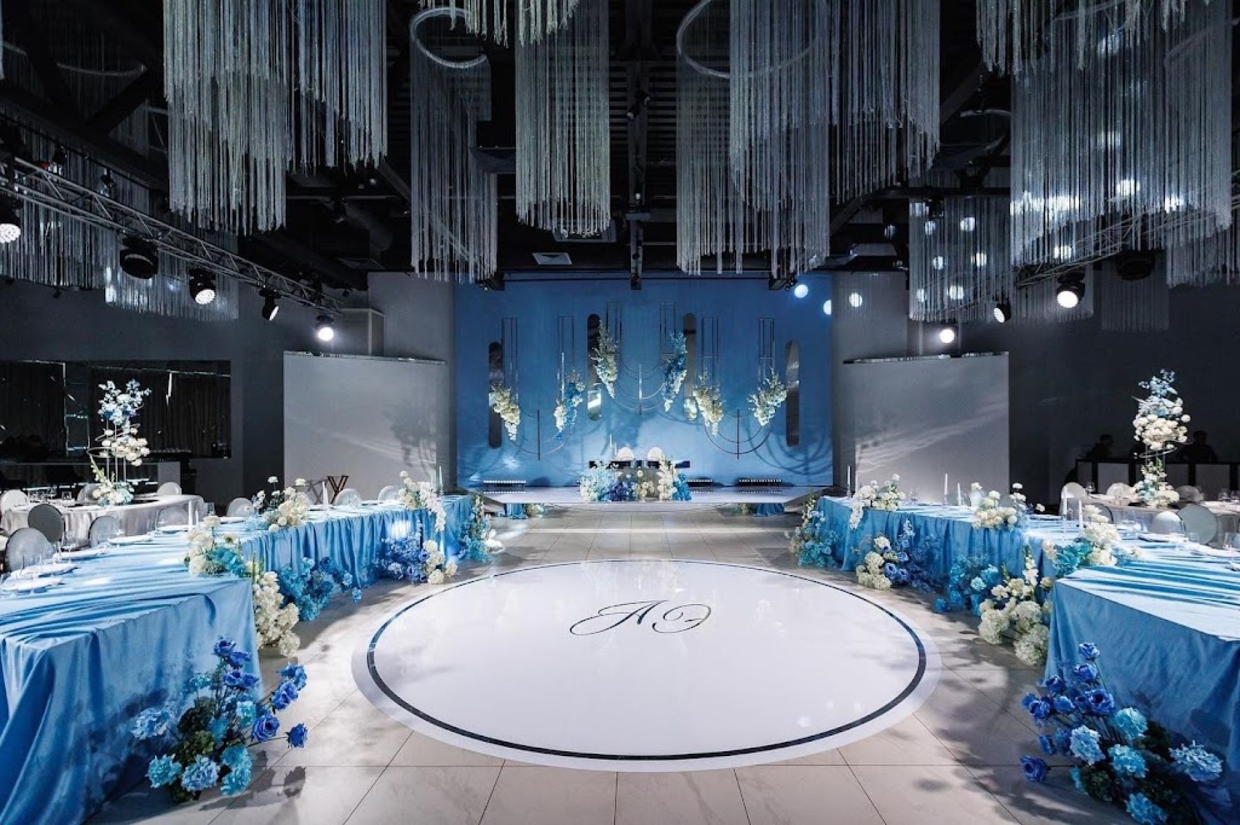 Бассейн на территории Jani Crystal