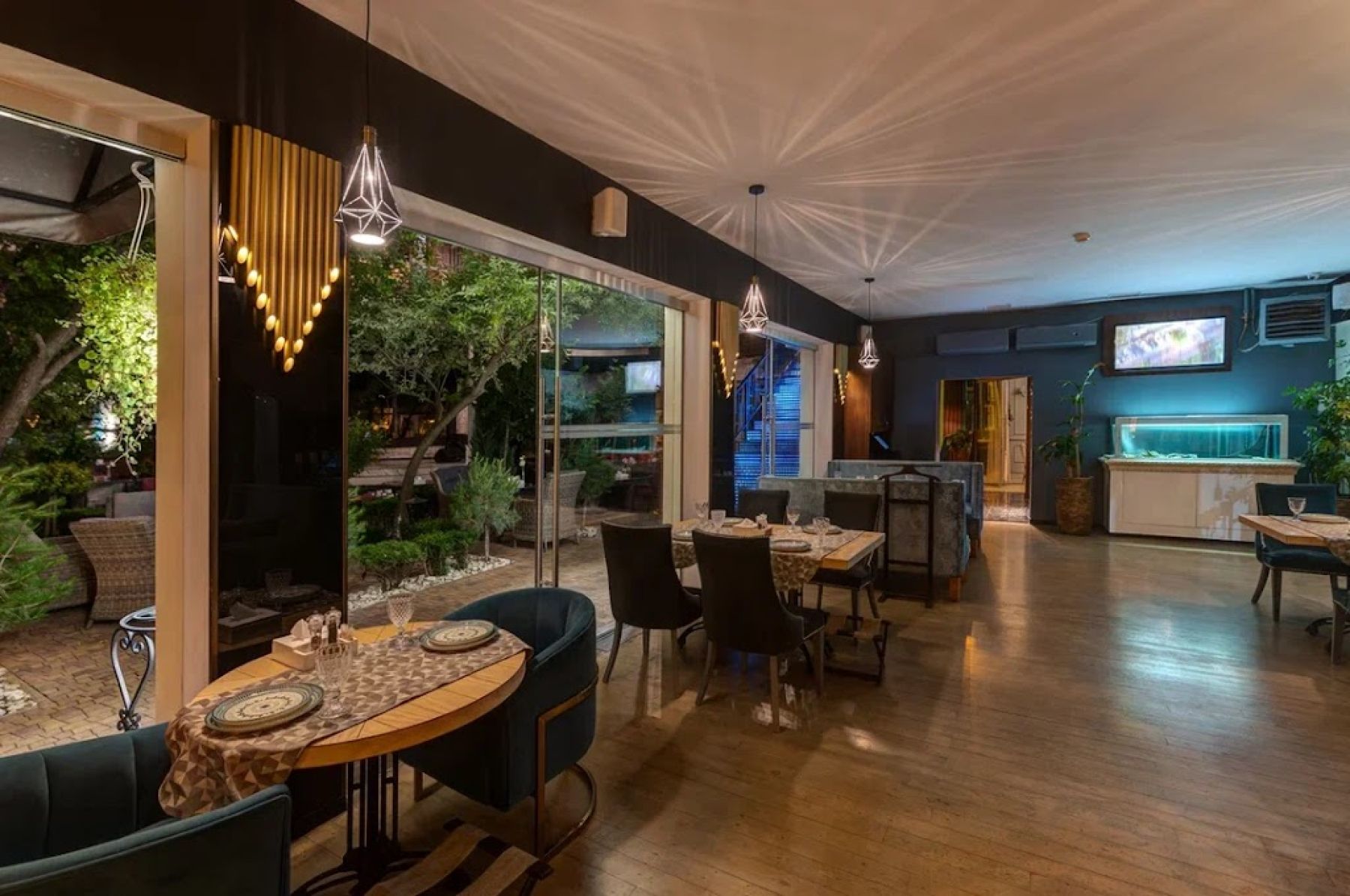 Общественное пространство ресторана на дровах