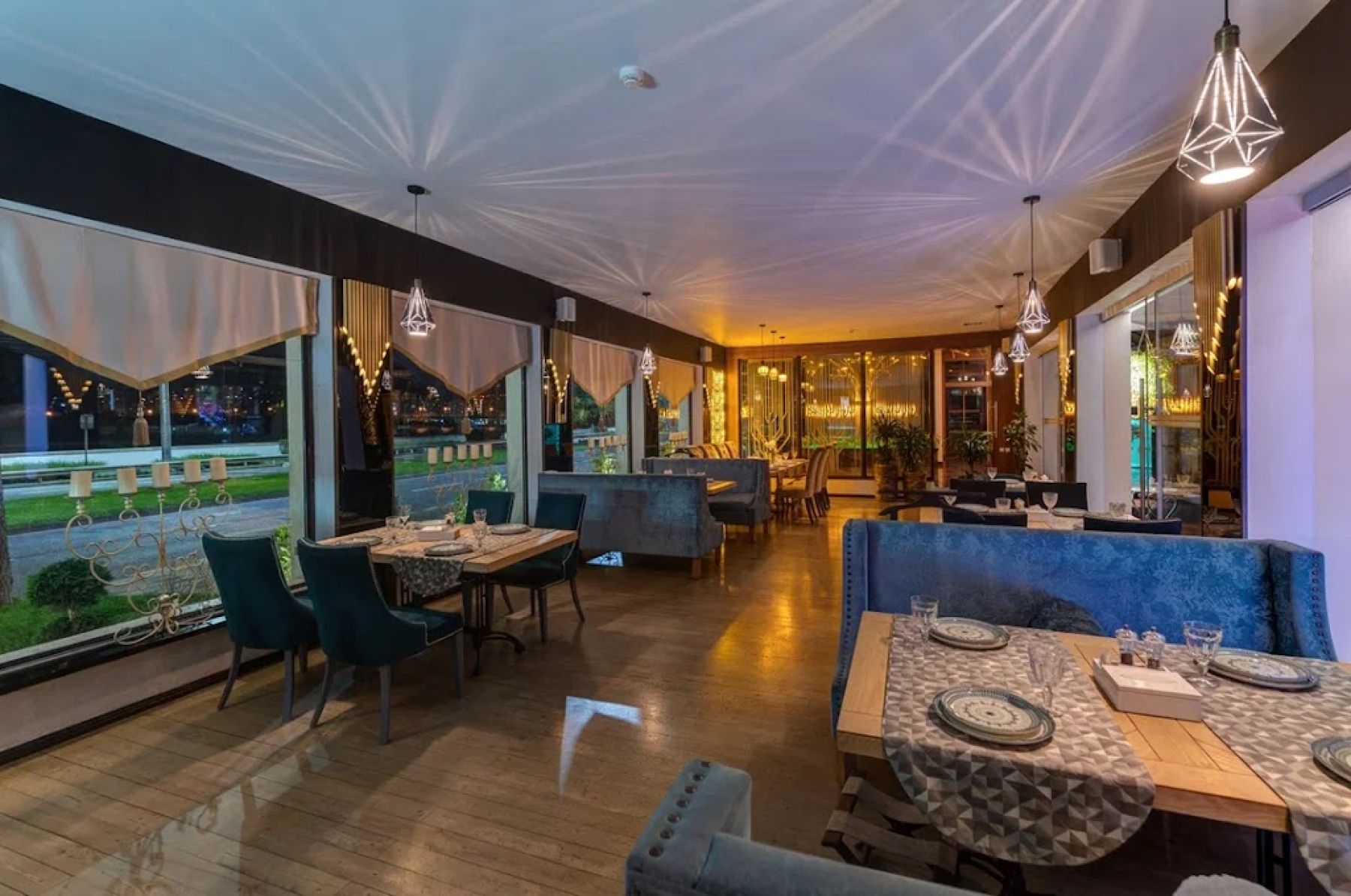 Сцена и оборудование ресторана на дровах