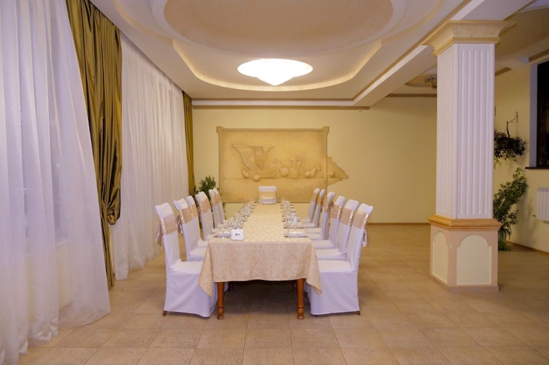 Сцена с музыкальным оборудованием в банкетном зале