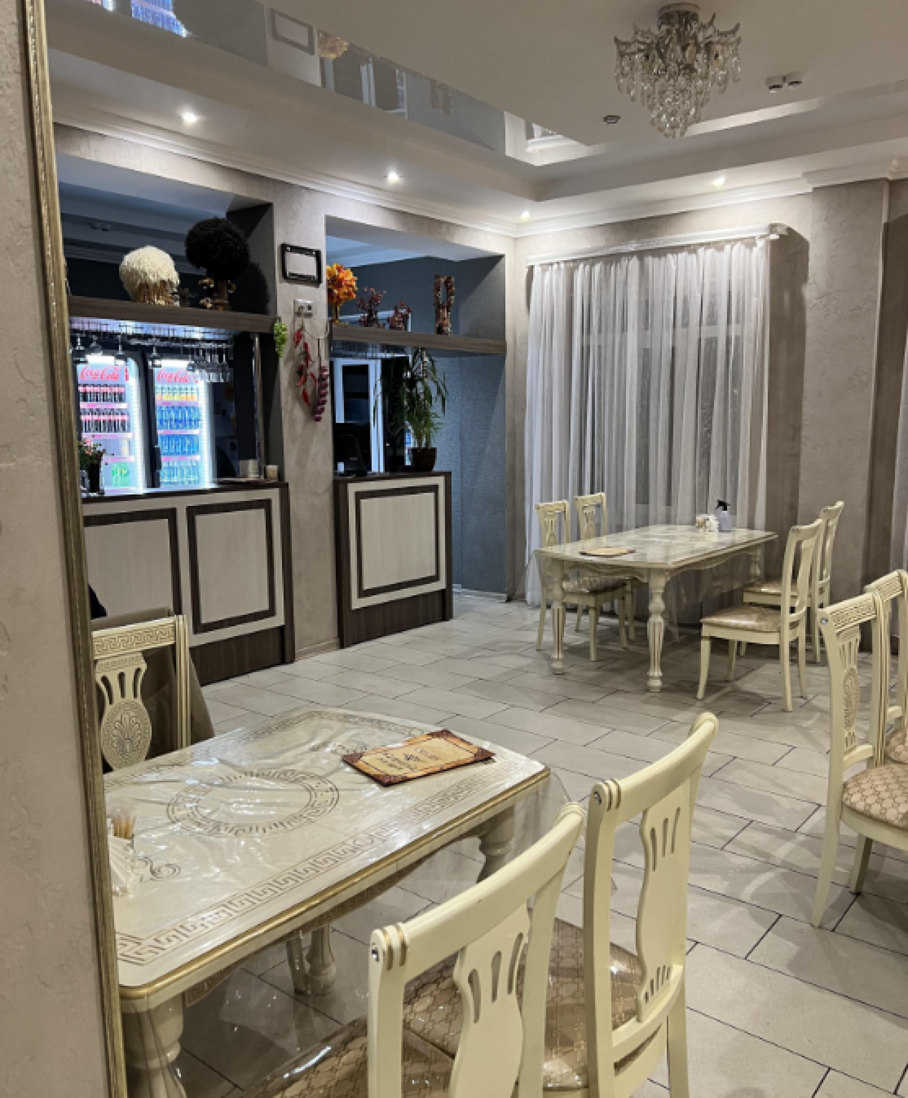 Внутренний интерьер ресторана Тианети