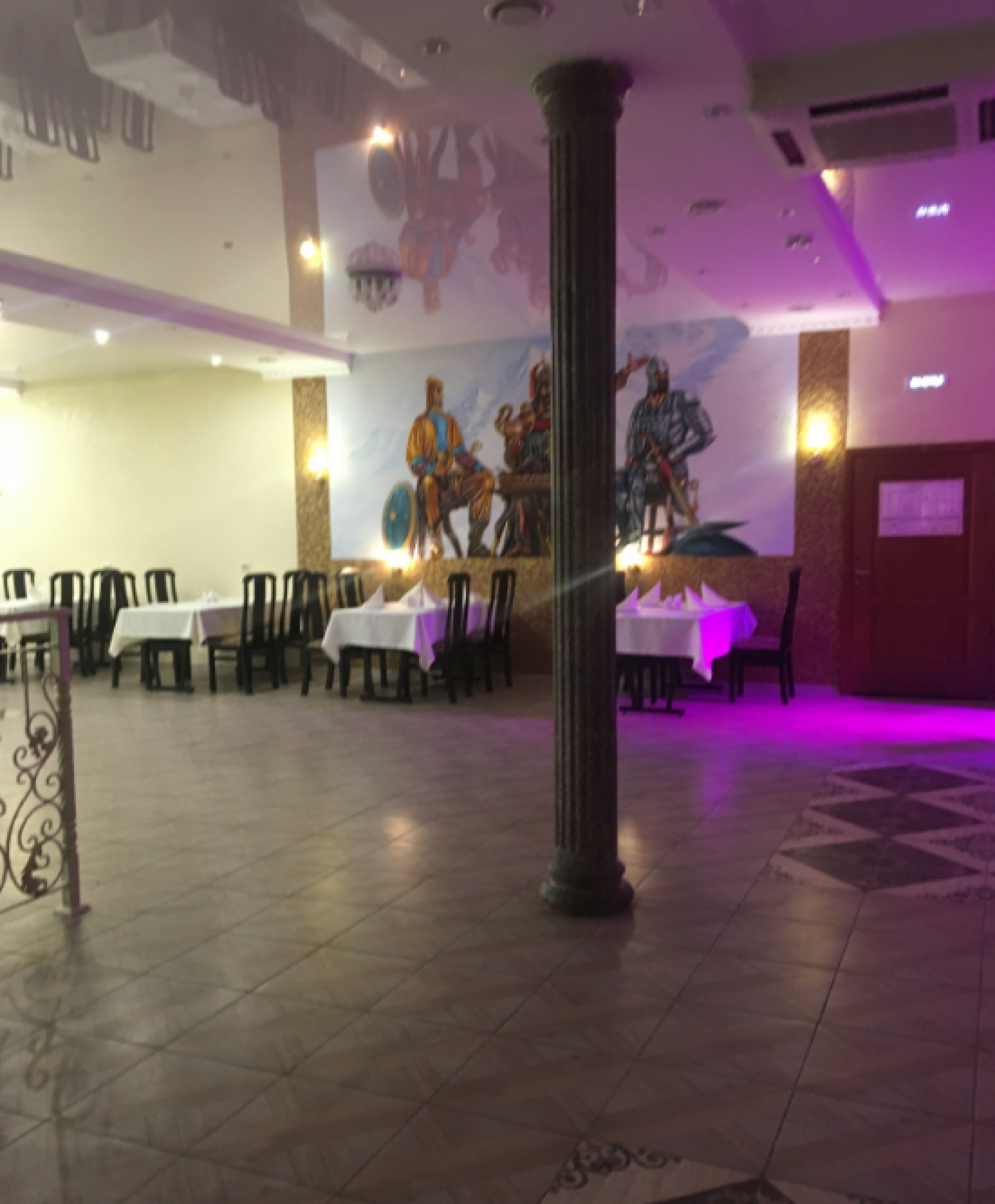 Парковка для автомобилей у ресторана Тианети