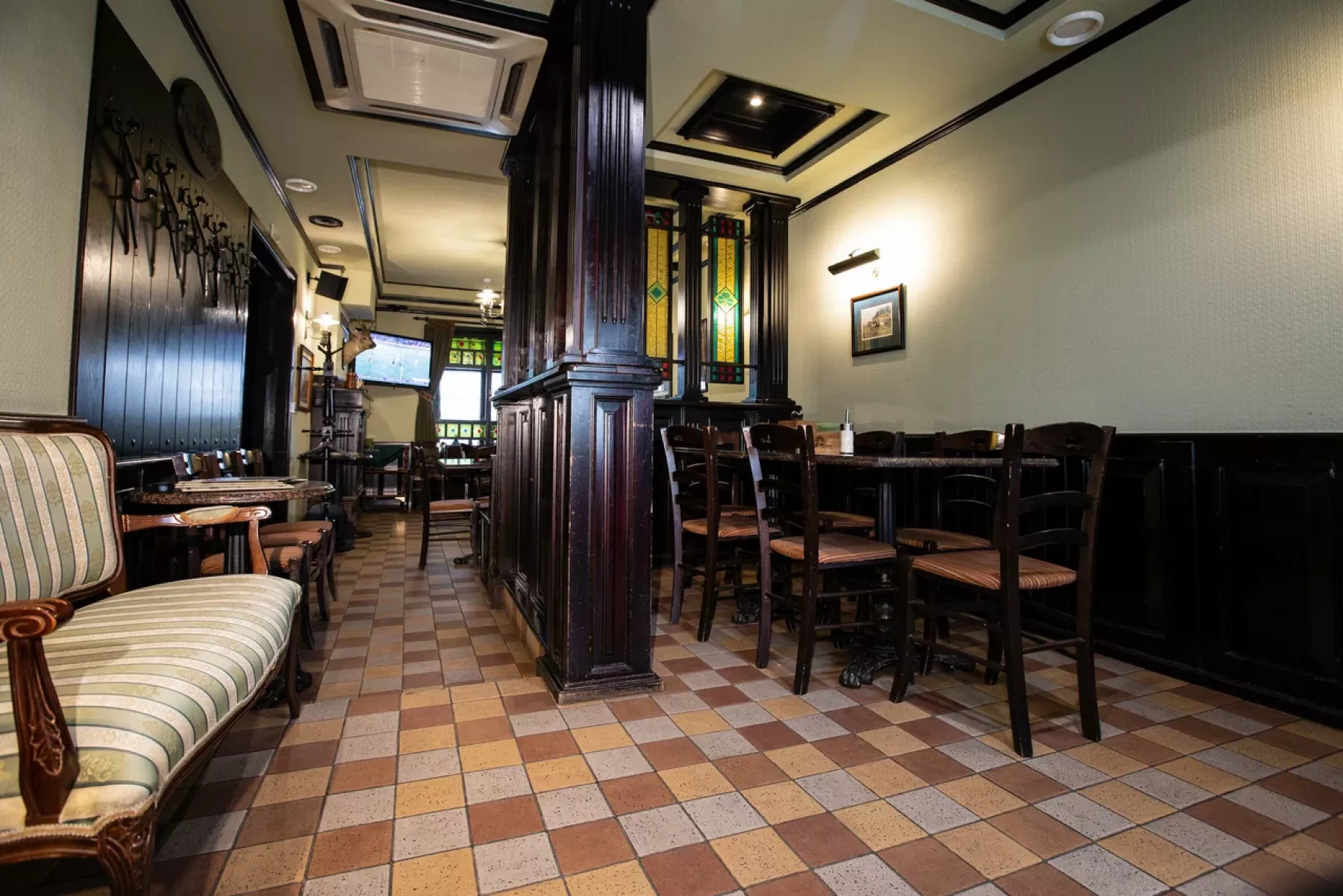 Барная стойка в пабе FOX&GOOSE