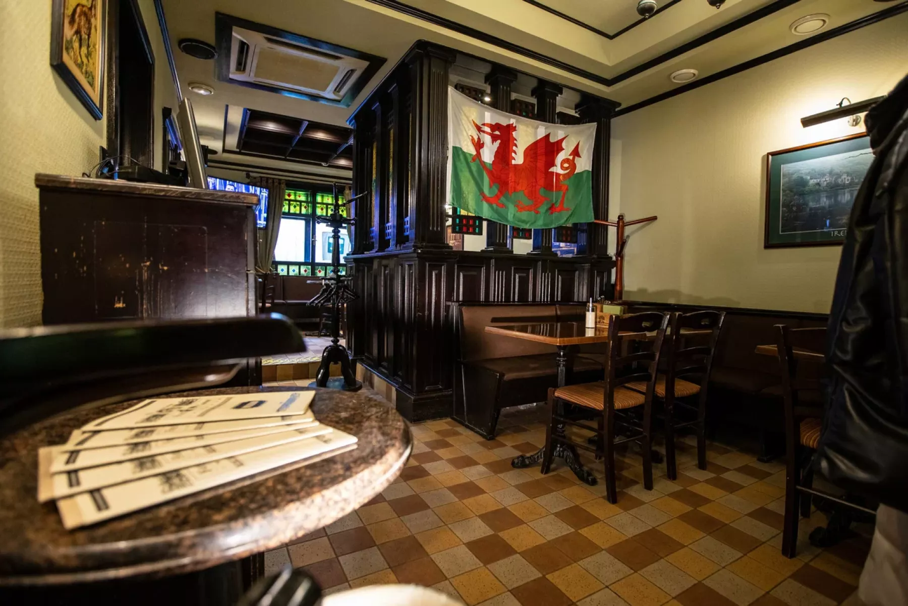 Камин в пабе FOX&GOOSE