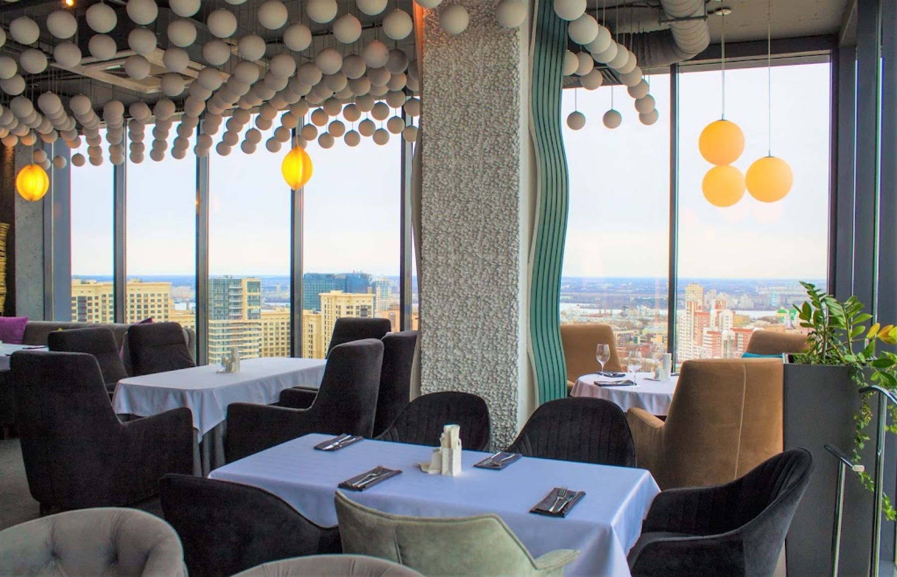 Выбор блюд в ресторане STUDIO 23