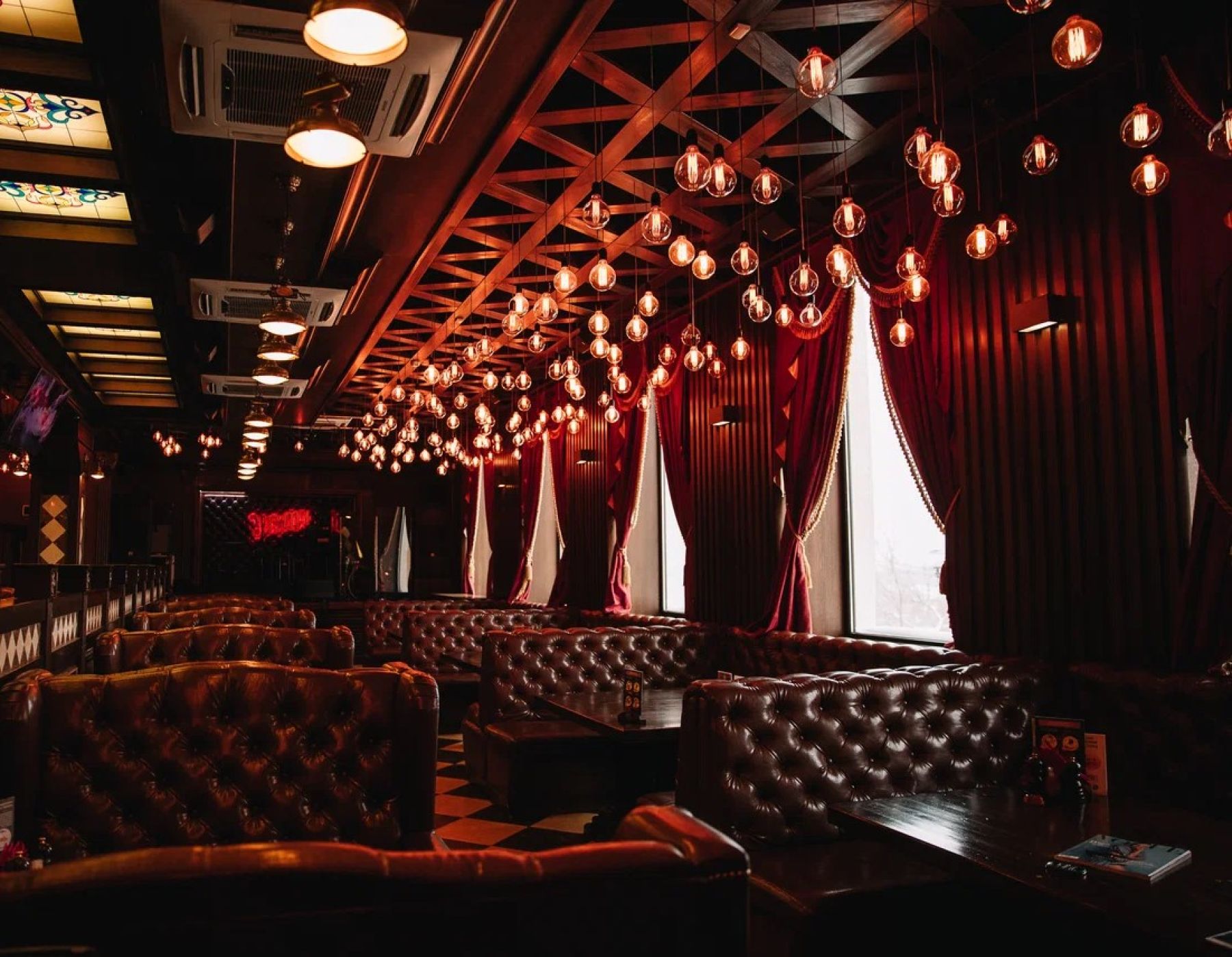 Интерьер ресторана «Угли» с уютными кабинками